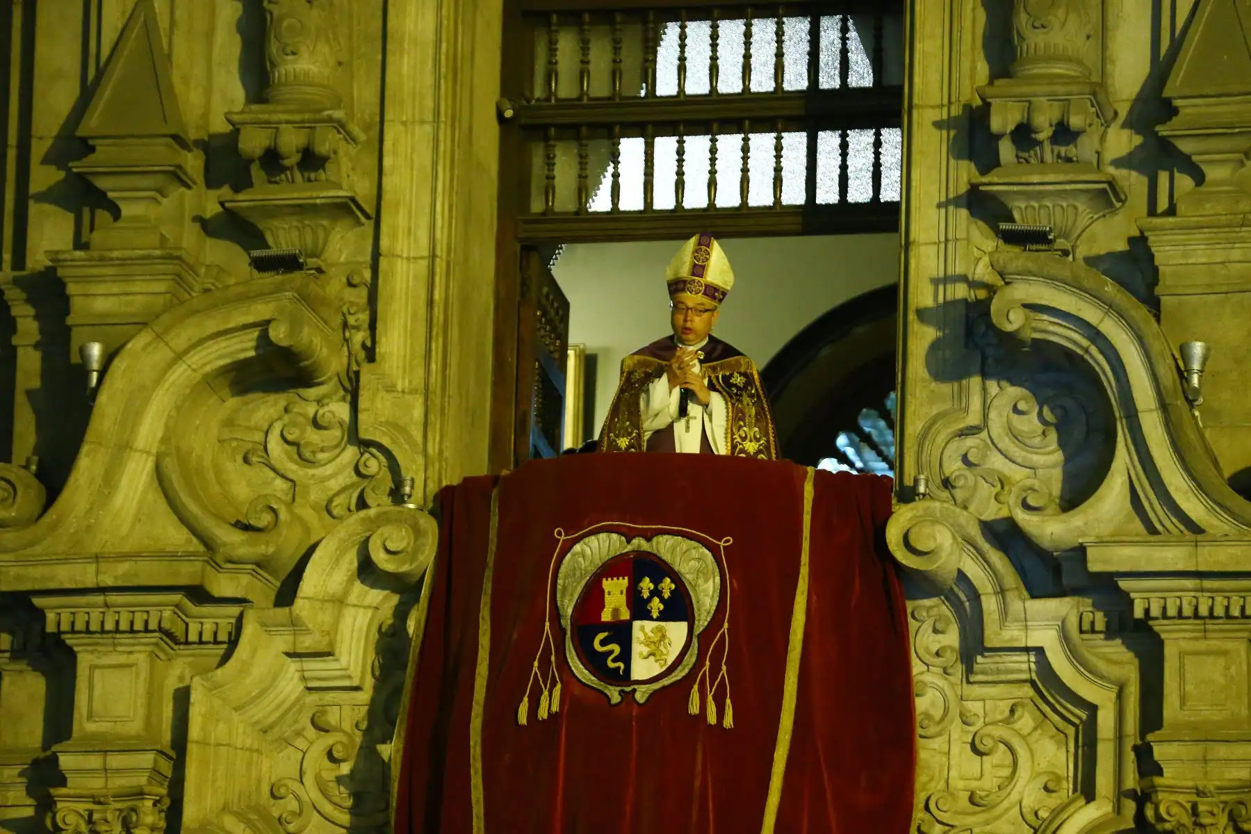 Procesión del Señor Huerto, Señor de la Caña. Jesús Nazareno Cautivo y Señora del Mayor Dolor de Convento de Trinitarias, en los exteriores del Atrio de la Catedral de Lima. 
Foto: ANDINA/Eddy Ramos