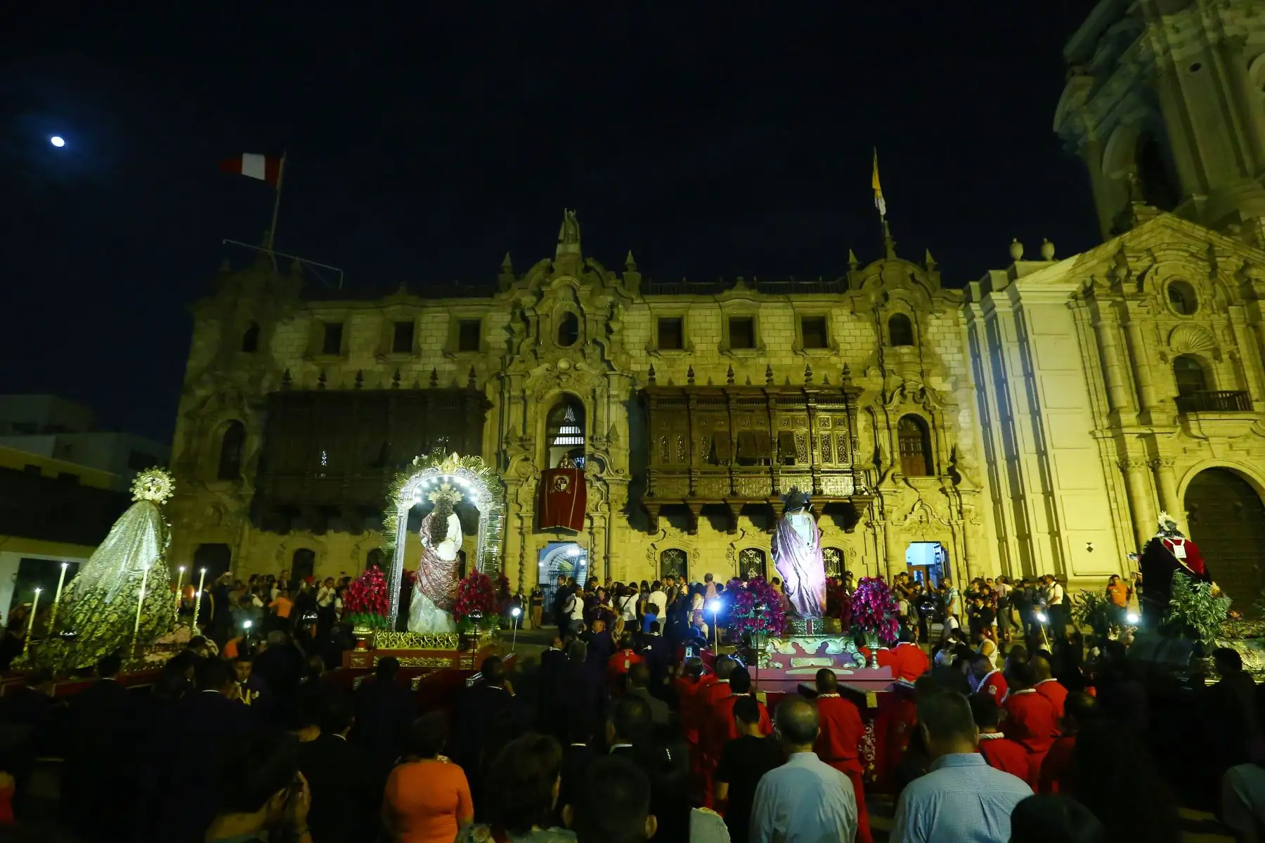 Procesión del Señor Huerto, Señor de la Caña. Jesús Nazareno Cautivo y Señora del Mayor Dolor de Convento de Trinitarias, en los exteriores del Atrio de la Catedral de Lima. 
Foto: ANDINA/Eddy Ramos