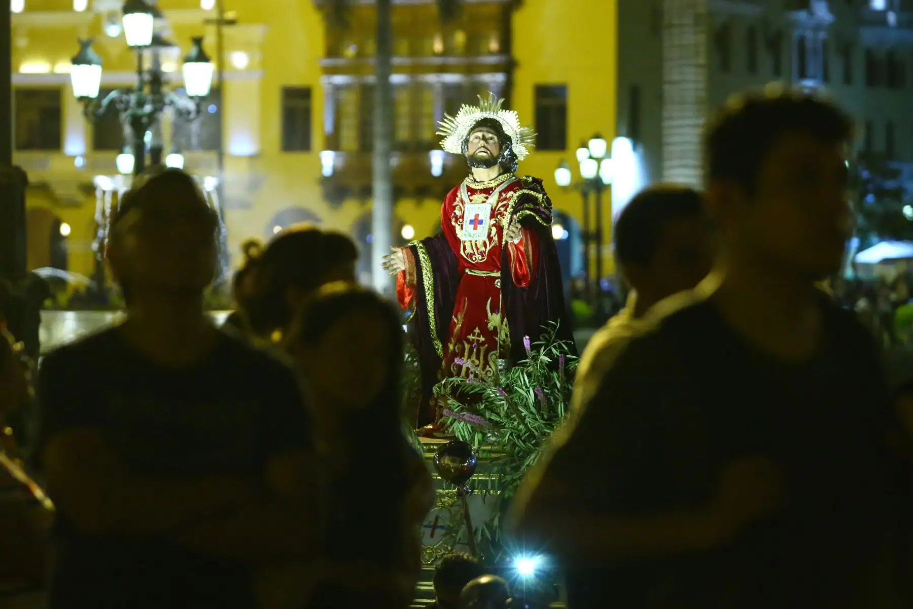 Procesión del Señor Huerto, Señor de la Caña. Jesús Nazareno Cautivo y Señora del Mayor Dolor de Convento de Trinitarias, en los exteriores del Atrio de la Catedral de Lima. 
Foto: ANDINA/Eddy Ramos