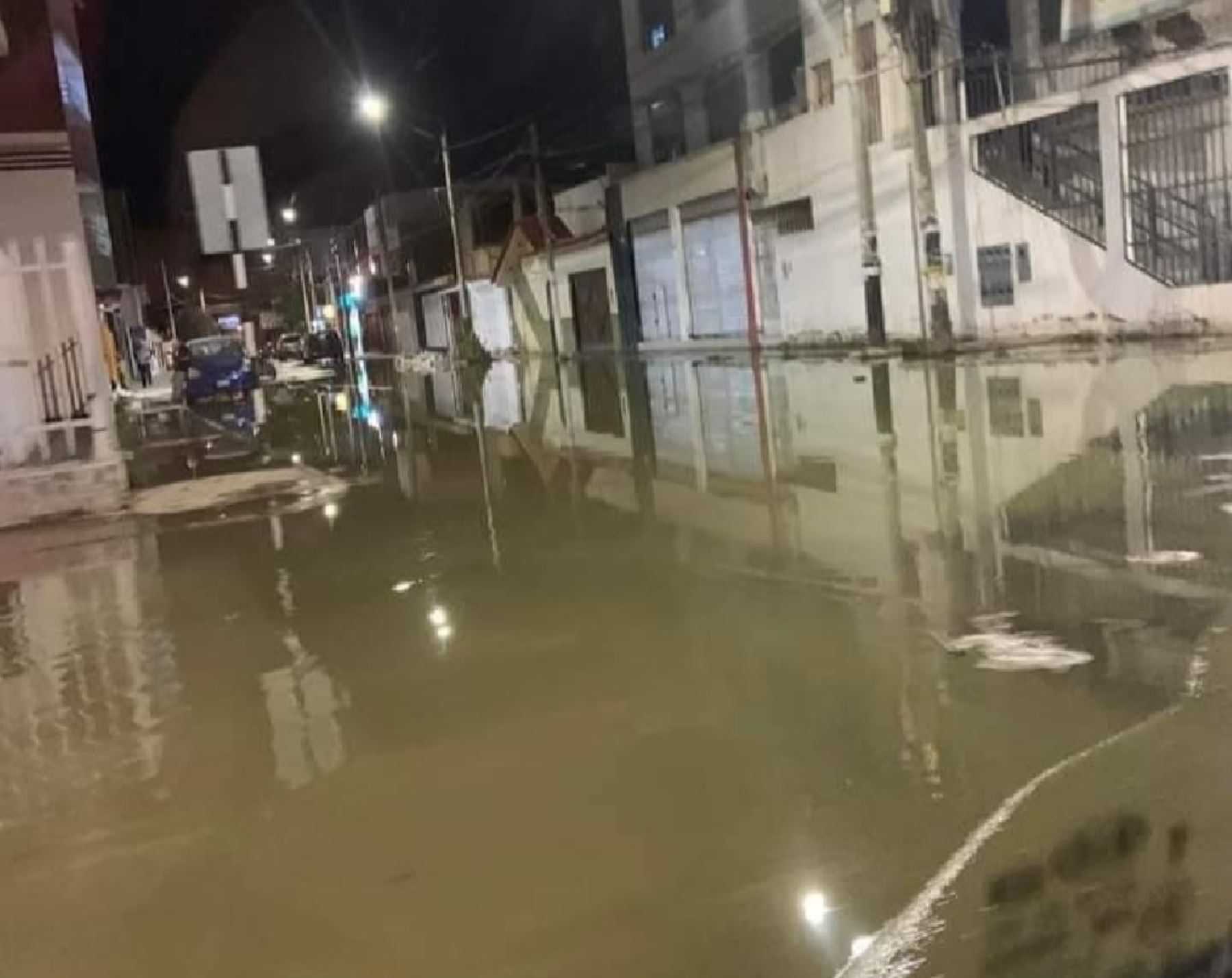 Las calles de Chiclayo presentan aniegos debido al colapso de la red de alcantarillado a causa de las lluvias intensas que afectan a esa ciudad.