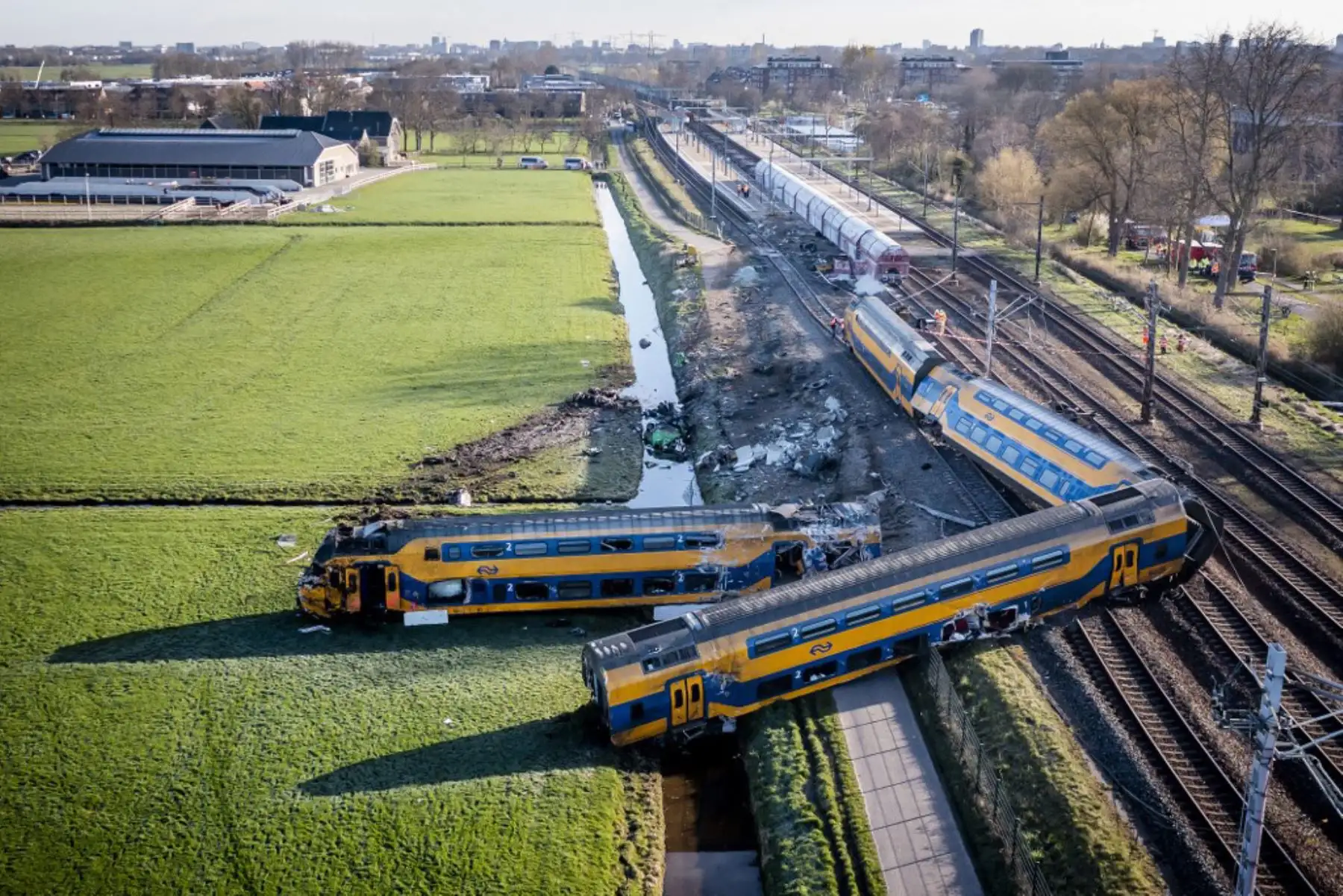 Esta vista aérea muestra un tren nocturno descarrilado en Voorschoten. Al menos una persona murió y 30 resultaron heridas la madrugada del 4 de abril cuando un tren de pasajeros de alta velocidad se estrelló contra equipo pesado de construcción y se descarriló cerca de La Haya. Foto: AFP