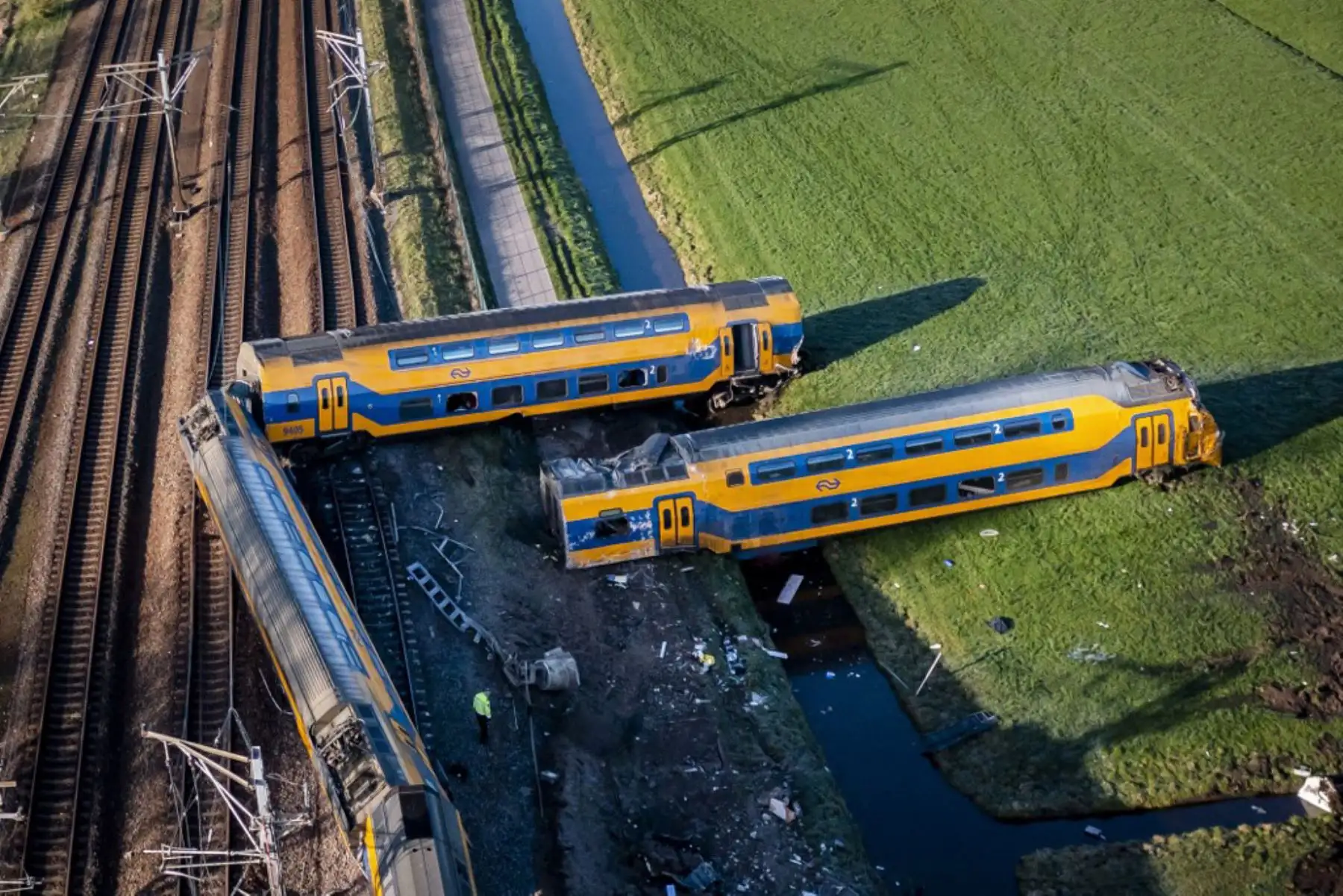 Esta vista aérea muestra un tren nocturno descarrilado en Voorschoten. Al menos una persona murió y 30 resultaron heridas la madrugada del 4 de abril cuando un tren de pasajeros de alta velocidad se estrelló contra equipo pesado de construcción y se descarriló cerca de La Haya. Foto: AFP