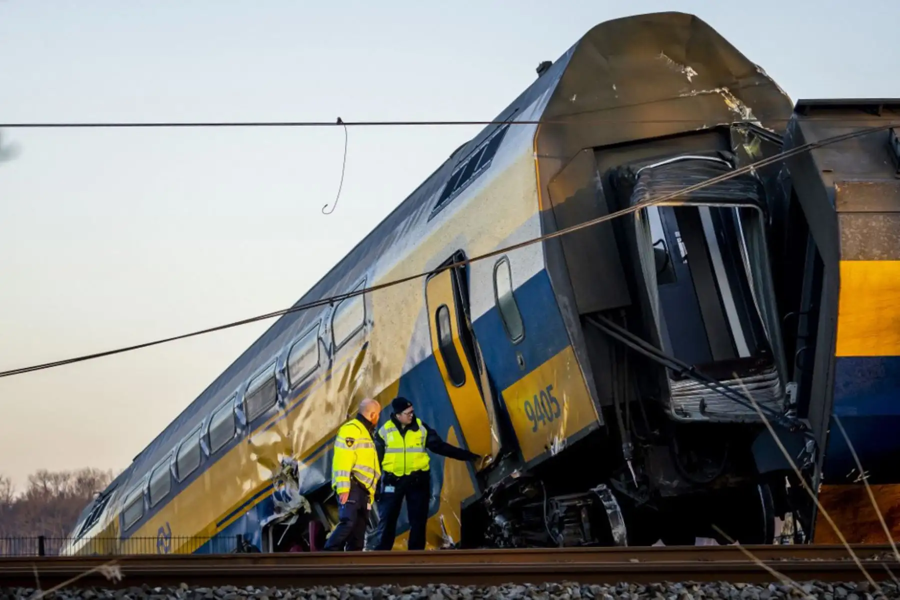 Lugar del accidente de un tren descarrilado en Voorschoten. Un tren de pasajeros holandés de alta velocidad se estrelló contra un equipo pesado de construcción y descarriló cerca de La Haya. Foto: AFP