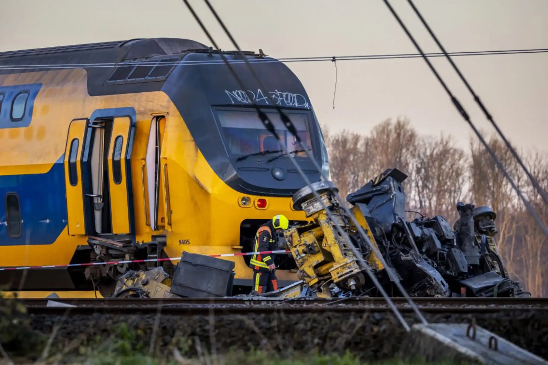 Lugar del accidente de un tren descarrilado en Voorschoten. Un tren de pasajeros holandés de alta velocidad se estrelló contra un equipo pesado de construcción y descarriló cerca de La Haya. Foto: AFP