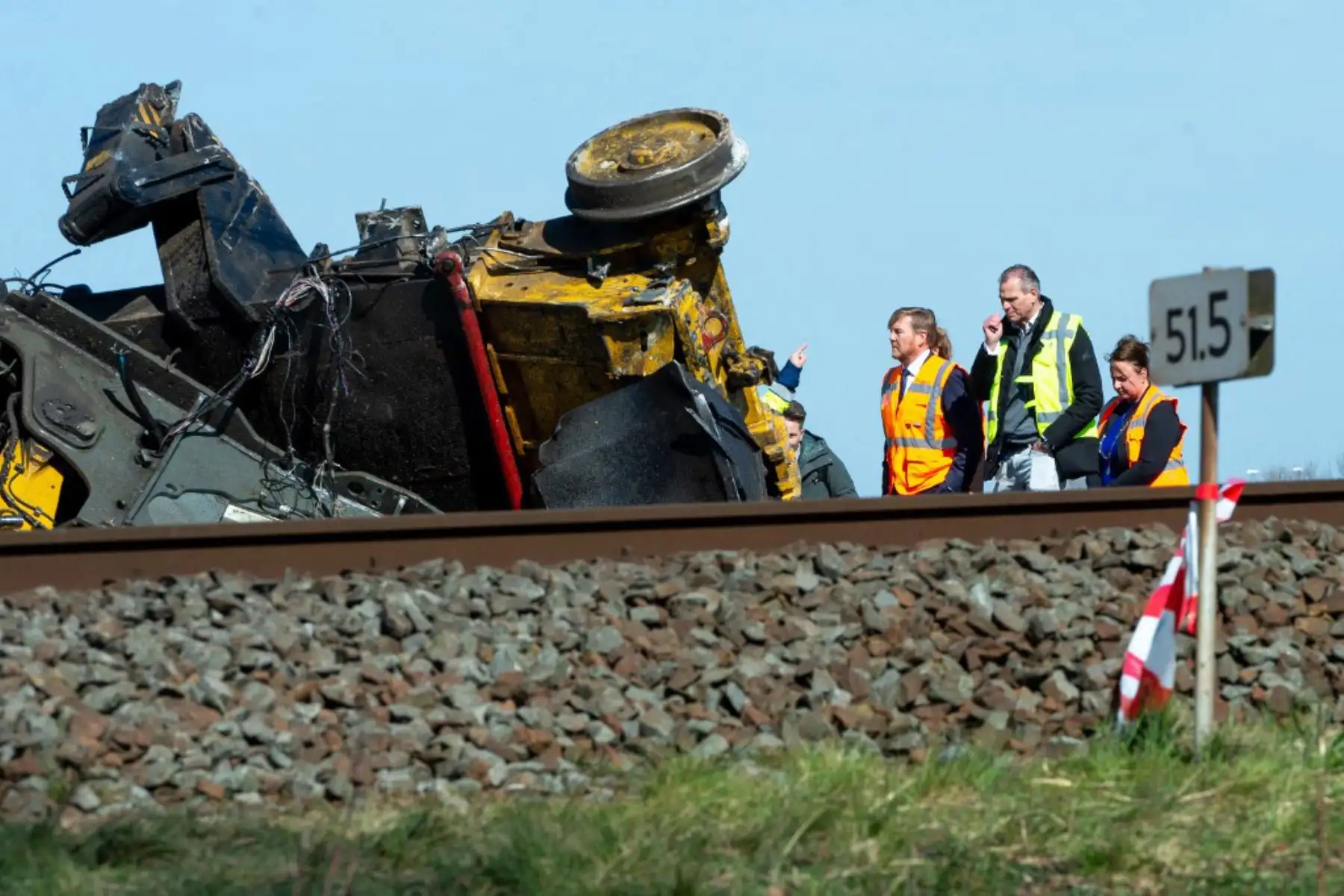 Lugar del accidente de un tren descarrilado en Voorschoten. Un tren de pasajeros holandés de alta velocidad se estrelló contra un equipo pesado de construcción y descarriló cerca de La Haya. Foto: AFP