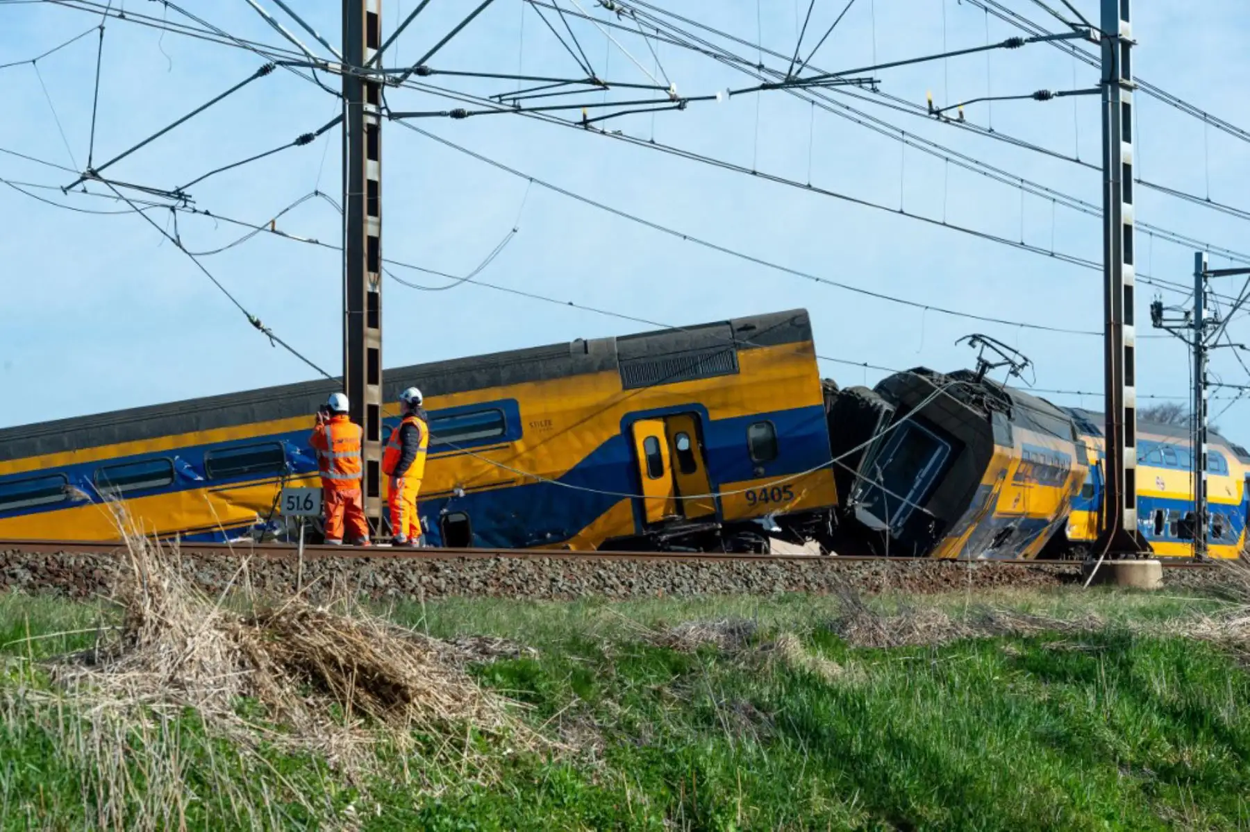 Lugar del accidente de un tren descarrilado en Voorschoten. Un tren de pasajeros holandés de alta velocidad se estrelló contra un equipo pesado de construcción y descarriló cerca de La Haya. Foto: AFP