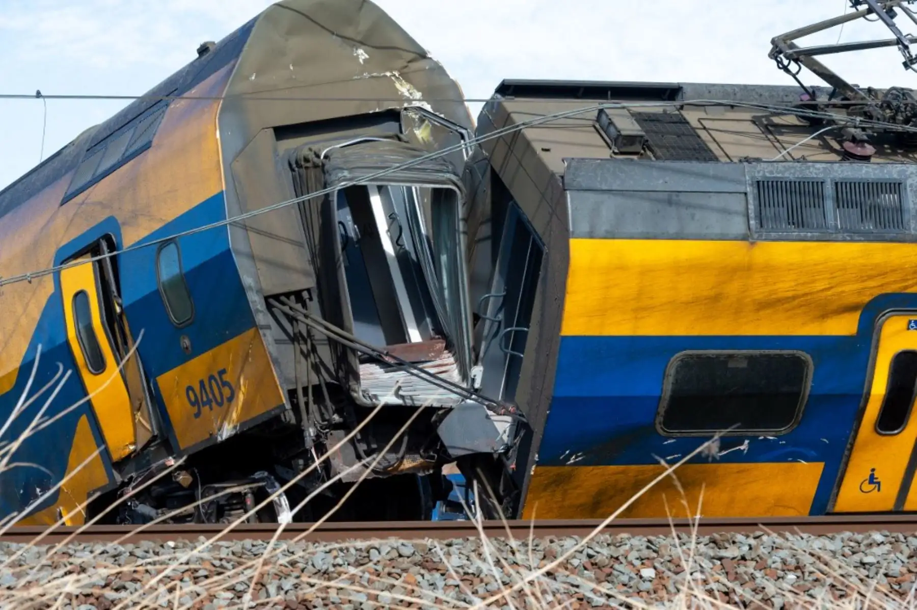 Los servicios de emergencia trabajan en el sitio de un tren descarrilado en Voorschoten. El tren de pasajeros chocó con el equipo de construcción en la vía. Una persona murió y varias personas resultaron gravemente heridas. Un tren de carga también estuvo involucrado en el accidente. Foto: AFP