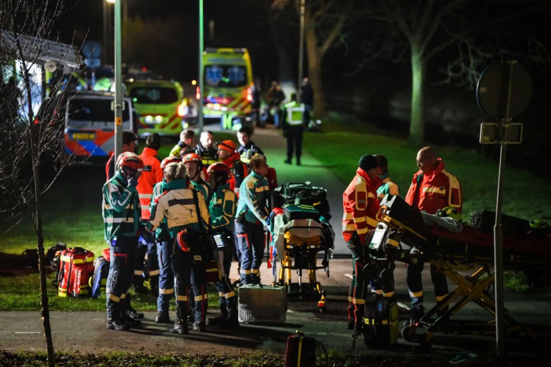 Los servicios de emergencia trabajan en el sitio de un tren descarrilado en Voorschoten. El tren de pasajeros chocó con el equipo de construcción en la vía. Una persona murió y varias personas resultaron gravemente heridas. Un tren de carga también estuvo involucrado en el accidente. Foto: AFP