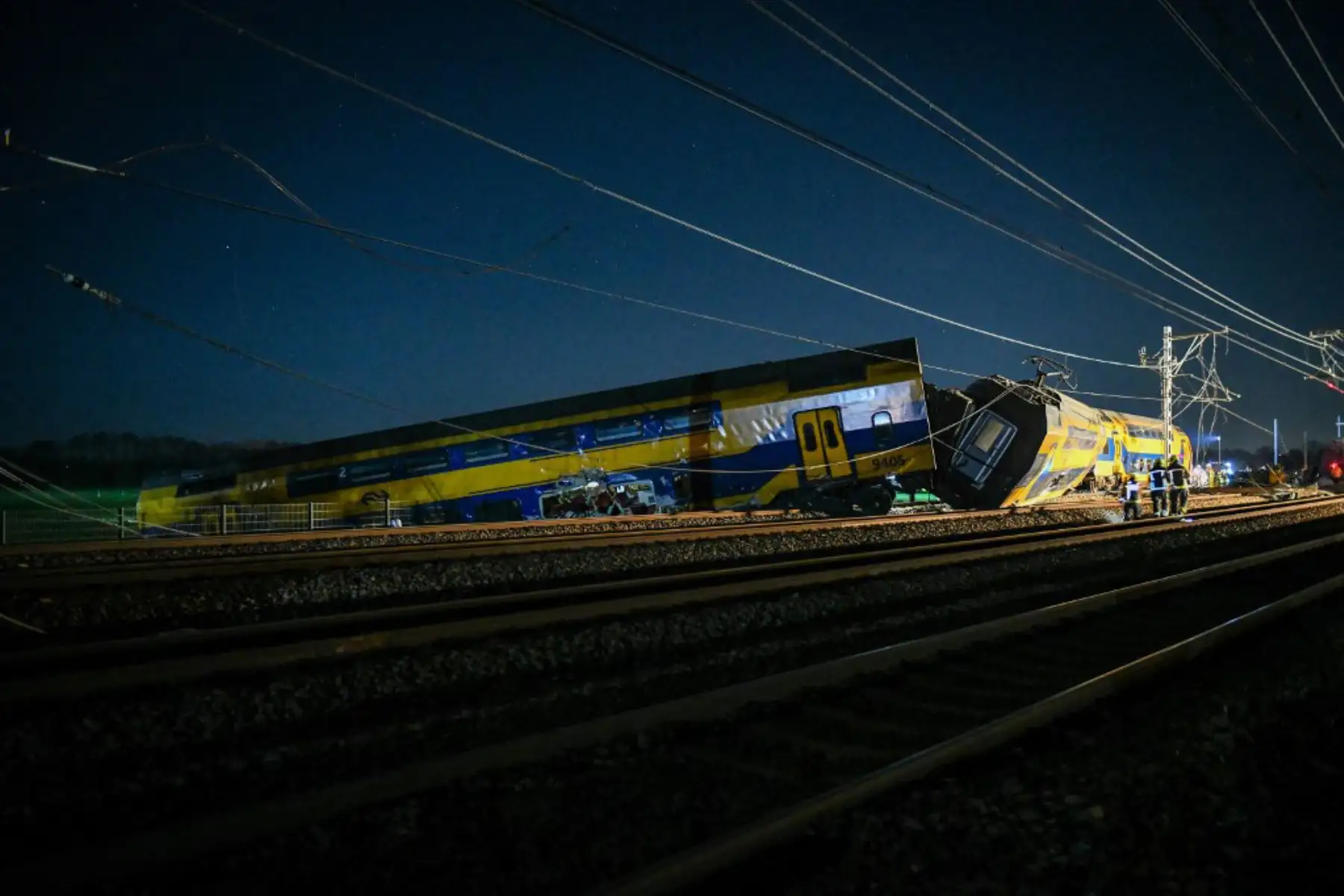 Los servicios de emergencia trabajan en el sitio de un tren descarrilado en Voorschoten. El tren de pasajeros chocó con el equipo de construcción en la vía. Una persona murió y varias personas resultaron gravemente heridas. Un tren de carga también estuvo involucrado en el accidente. Foto: AFP