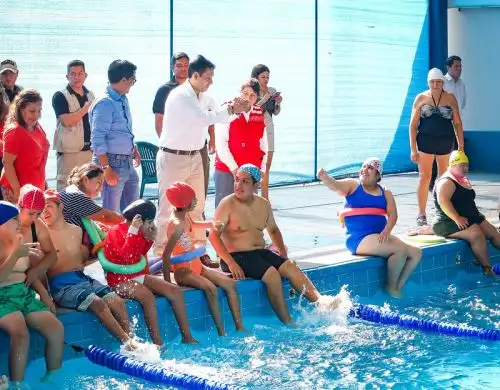 Titular del Midis, Julio Demartini, y alcalde de SMP, Hernán Sifuentes, asistieron a reapertura de piscina. Foto: Midis