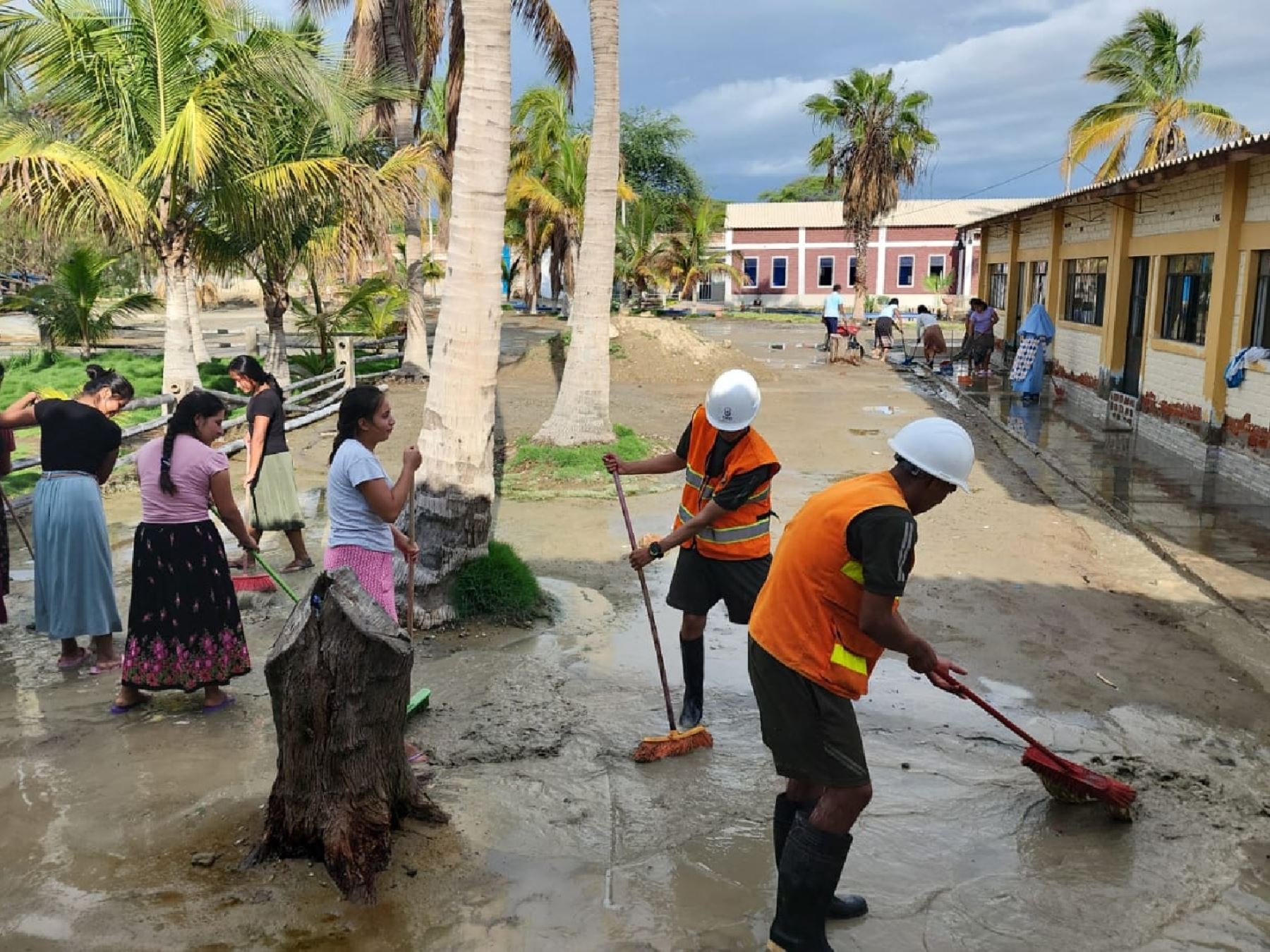 Miembros del Ejército se sumaron a las labores de limpieza y de evacuación del agua acumulada en la casa hogar Madre del Redentor de Piura, que alberga a 66 niñas, y que fue una de las más afectadas por las lluvias intensas. Foto: ANDINA/difusión.