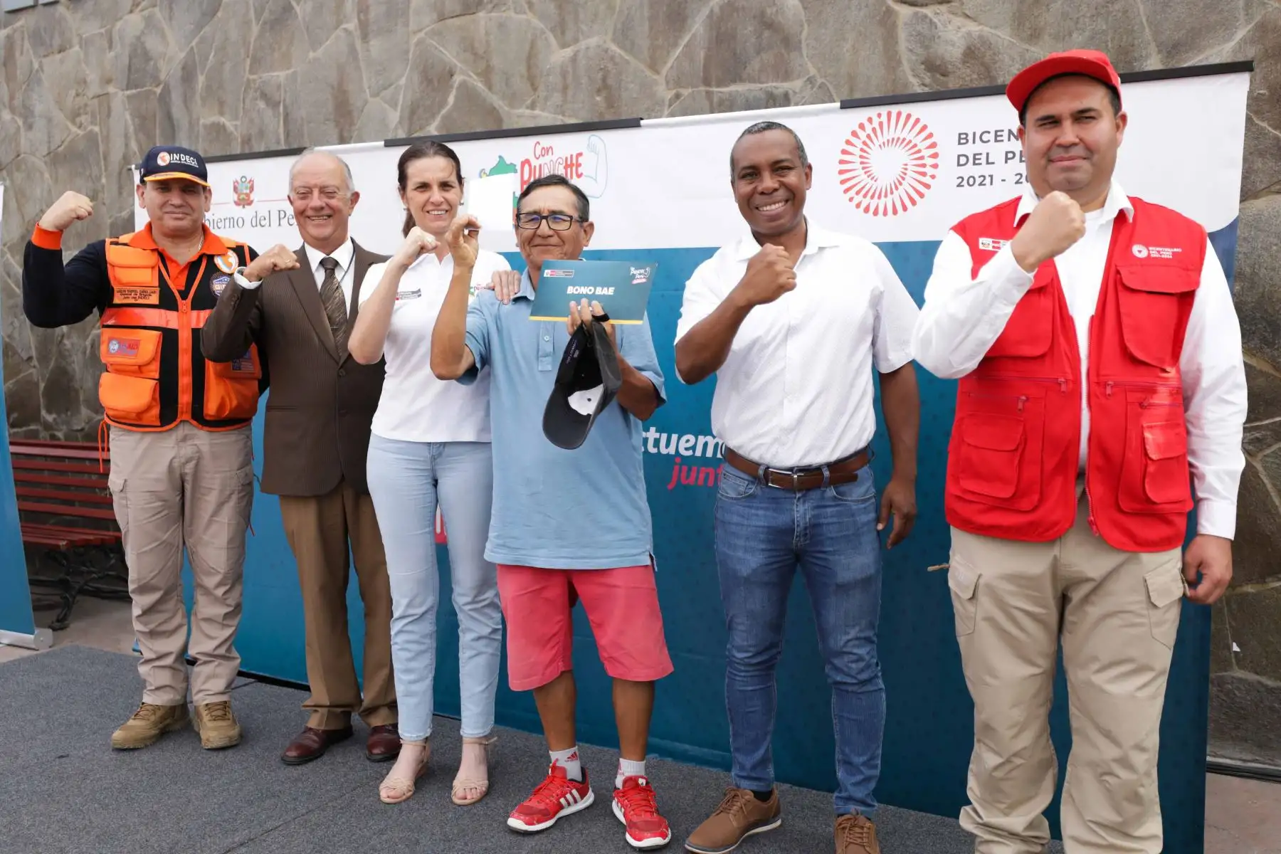 La ministra de Vivienda, Construcción y Saneamiento, Hania Pérez de Cuéllar, supervisó la entrega de los primeros Bonos de Arrendamiento de Vivienda para Emergencias (BAE) o Bono 500, a 33 familias damnificadas y empadronadas de Cieneguilla que perdieron sus casas o fueron declaradas inhabitables, a consecuencia de las lluvias que afectaron ese distrito limeño. Foto: ANDINA/ Difusión