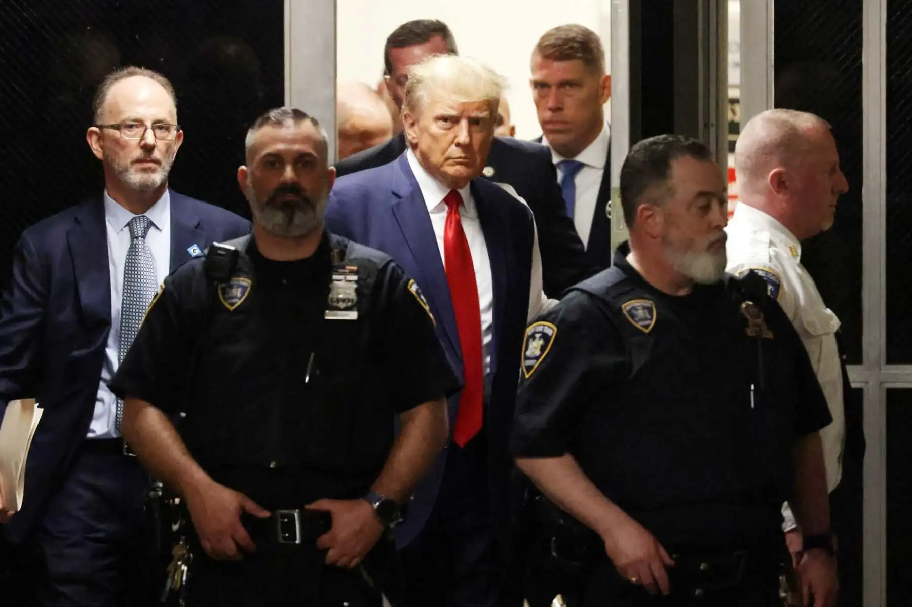 El ex presidente estadounidense Donald J. Trump camina hacia la sala del tribunal dentro del Tribunal Penal de Nueva York en Nueva York, Nueva York, EE. UU. Foto: EFE