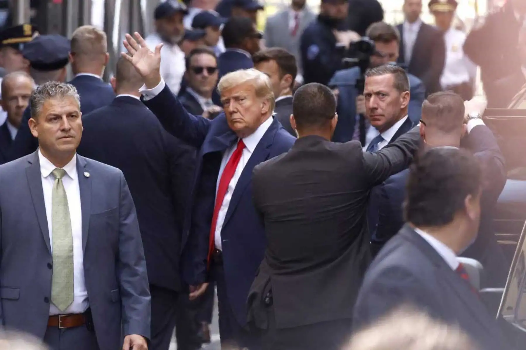 El expresidente de los Estados Unidos, Donald Trump, sale de la Torre Trump antes de su comparecencia en el Tribunal Penal de Manhattan en la ciudad de Nueva York. Foto: AFP