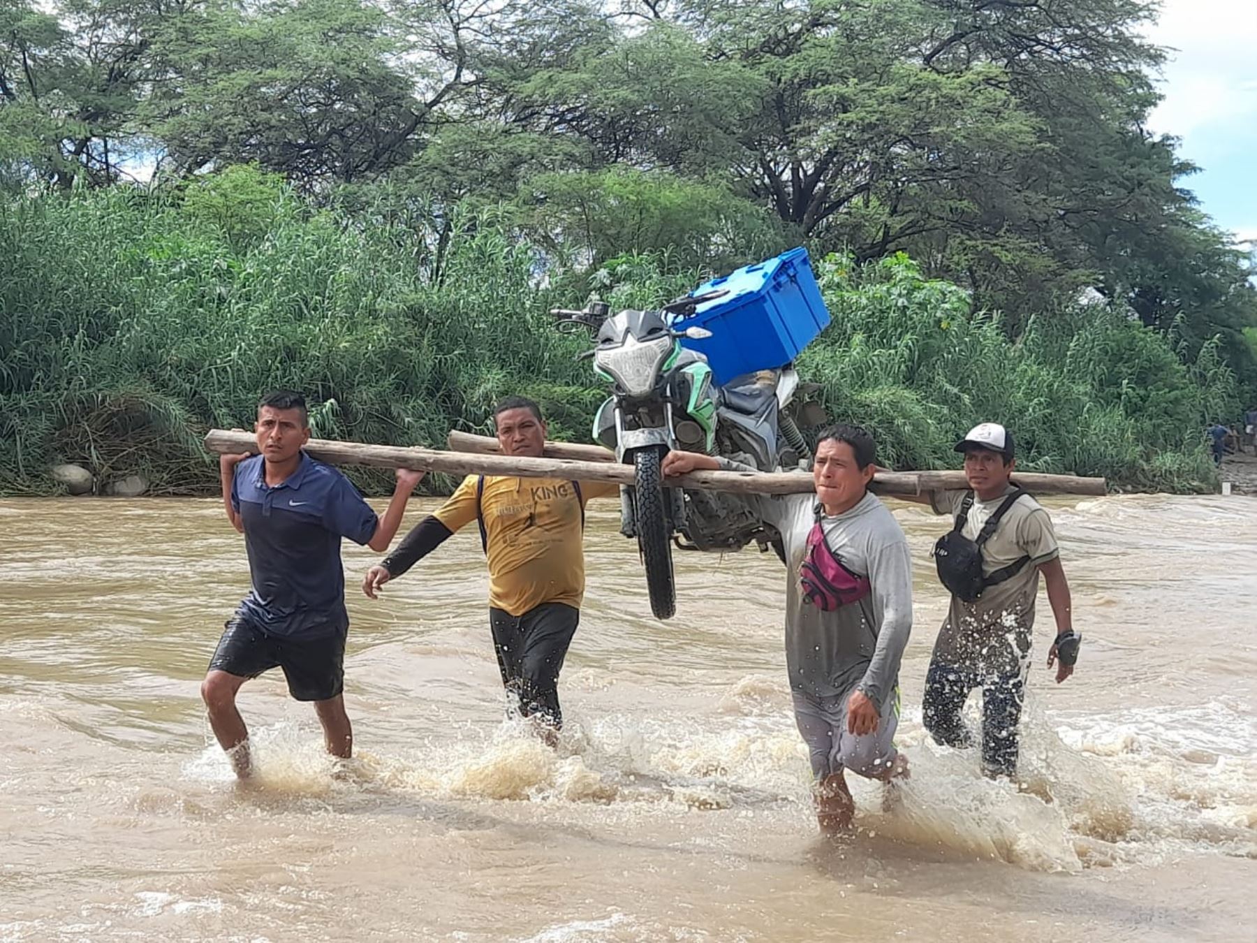 Pobladores de Chulucanas arriesgan sus vidas al cruzar el badén Batanes, que aumentó su caudal luego de la torrencial lluvia que soportó la provincia de Morropón, en Piura. Foto: Cortesía Chulucanas Noticas/Facebook