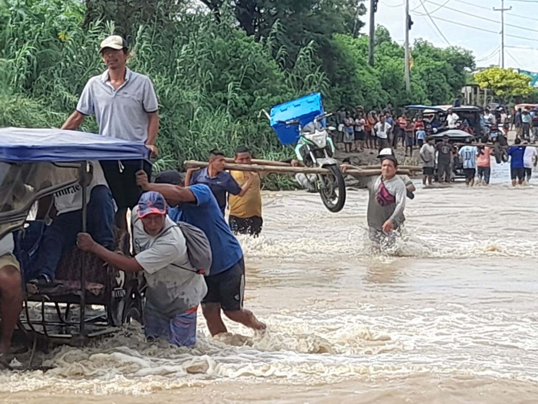 Pobladores de Chulucanas arriesgan sus vidas al cruzar el badén Batanes que aumentó su caudal luego de la torrencial lluvia que soportó la provincia de Morropón, en Piura. Foto: Cortesía Chulucanas Noticas/Facebook