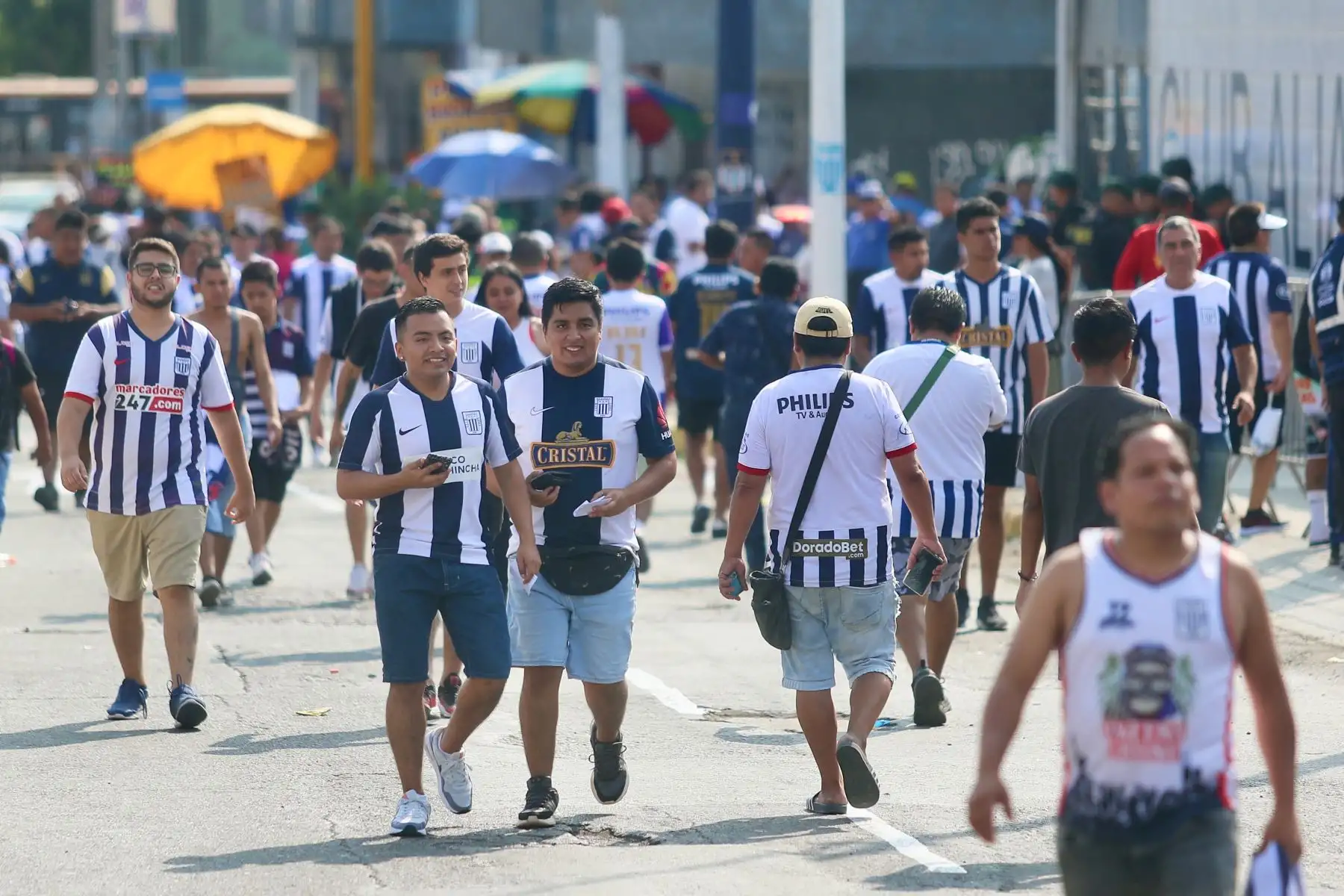 Miles de hinchas asisten al  Estadio Alejandro Villanuevade de Matute donde Alianza Lima recibe al brasileño Athletico Paranaense por la fase de grupos de la Copa Libertadores 2023.
Foto: ANDINA/Ricardo Cuba
