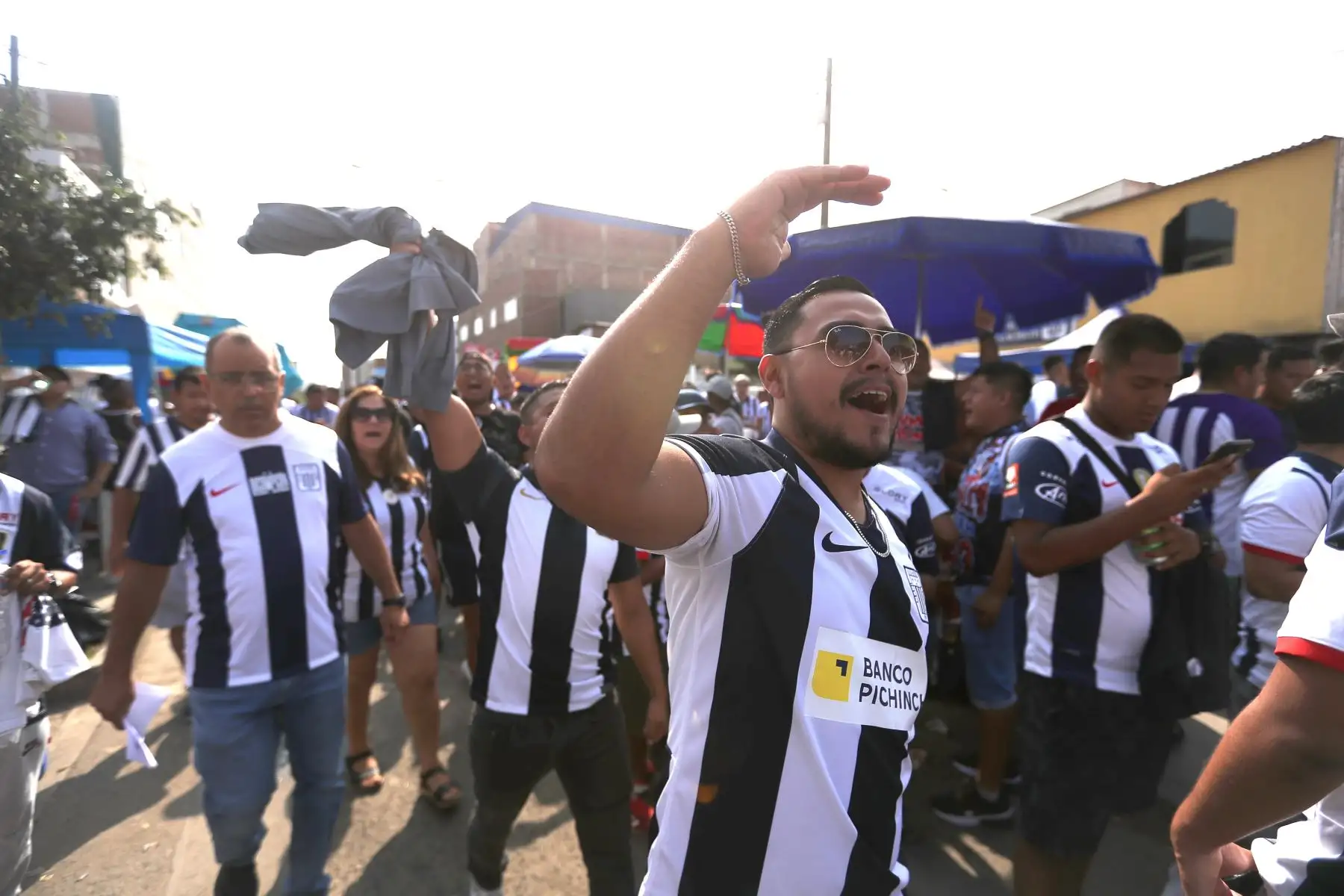 Miles de hinchas asisten al  Estadio Alejandro Villanuevade de Matute donde Alianza Lima recibe al brasileño Athletico Paranaense por la fase de grupos de la Copa Libertadores 2023.
Foto: ANDINA/Ricardo Cuba