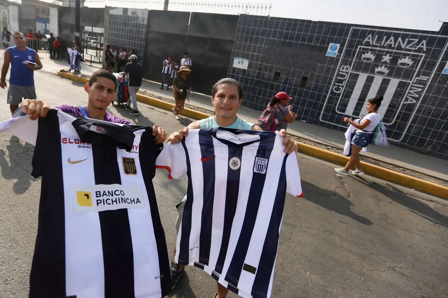 Miles de hinchas asisten al  Estadio Alejandro Villanuevade de Matute donde Alianza Lima recibe al brasileño Athletico Paranaense por la fase de grupos de la Copa Libertadores 2023.
Foto: ANDINA/Ricardo Cuba