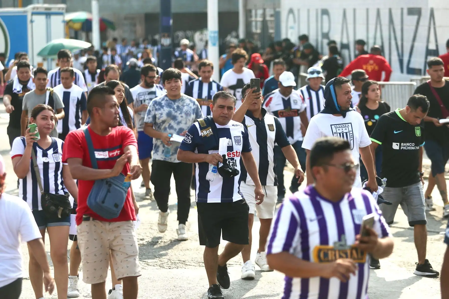Miles de hinchas asisten al  Estadio Alejandro Villanuevade de Matute donde Alianza Lima recibe al brasileño Athletico Paranaense por la fase de grupos de la Copa Libertadores 2023.
Foto: ANDINA/Ricardo Cuba