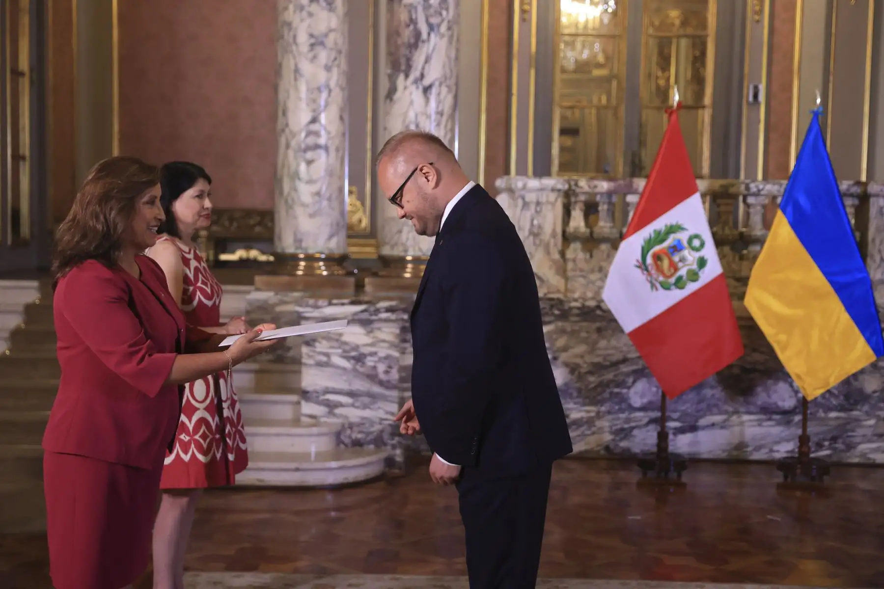 Presidenta Dina Boluarte recibió cartas credenciales del embajador de Ucrania, Yuriy Polyukhovych, en Palacio de Gobierno.
Foto: ANDINA/Prensa Presidencia