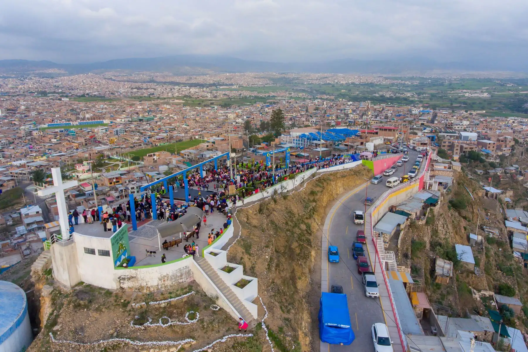 Hunter, la Roma de Arequipa, se convierte en el nuevo destino turístico por Semana Santa.
Hunter es uno de los 29 distritos que conforman la Provincia de Arequipa, ubicado entre zonas agrícolas del verde valle y el terreno árido de los cerros San Ignacio y Kasapatac- Ccaccalina, lugar donde se asentaron los primeros pobladores prehispánicos de Arequipa; a una altura de 2250 msnm y apenas a 15 minutos de la plaza central de Arequipa.
Foto: Municipalidad de Hunter/Difusión.
