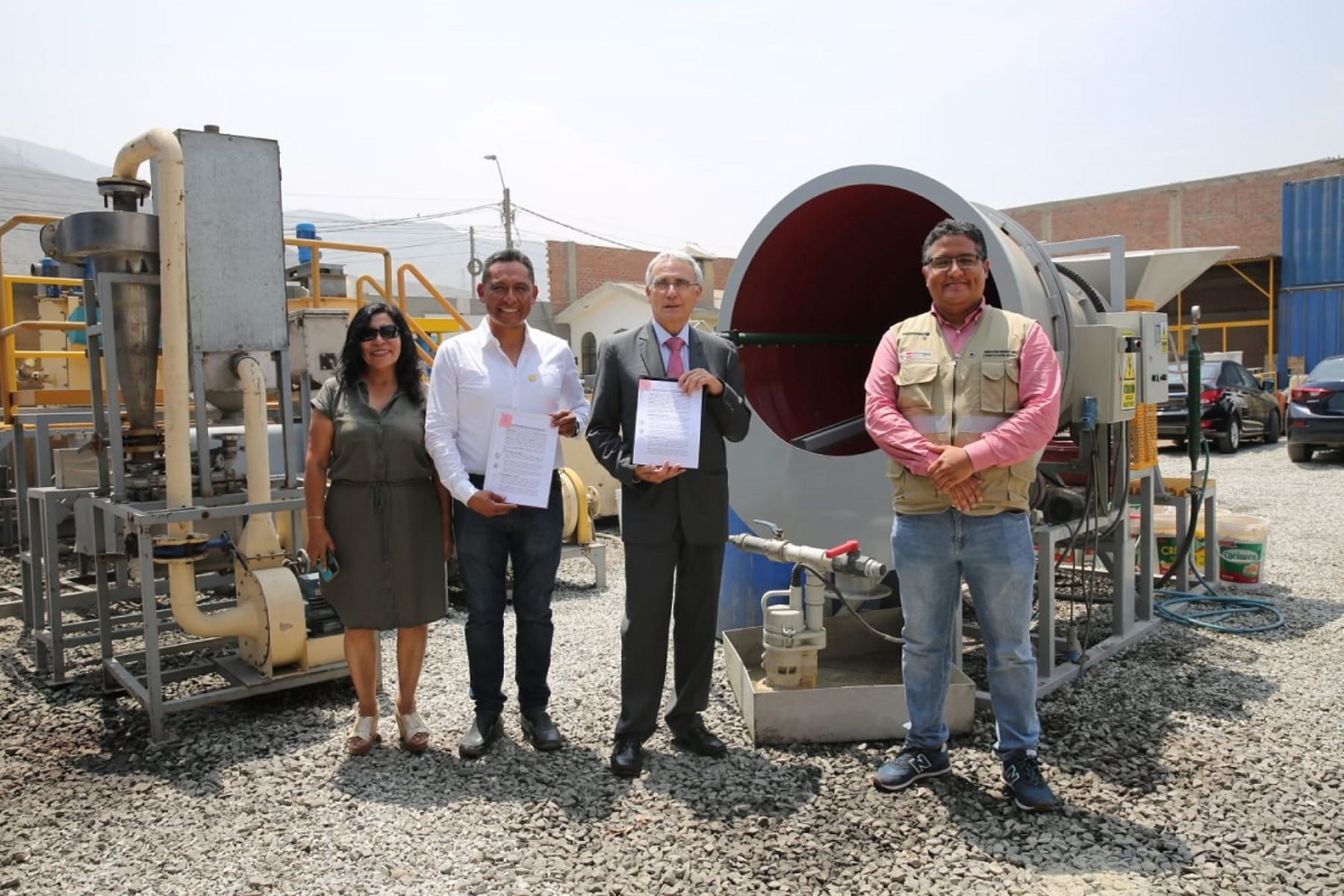 Minem y ONG AGC firman convenio para capacitar a mineros artesanales en la reducción del uso de mercurio. Foto: Cortesía.