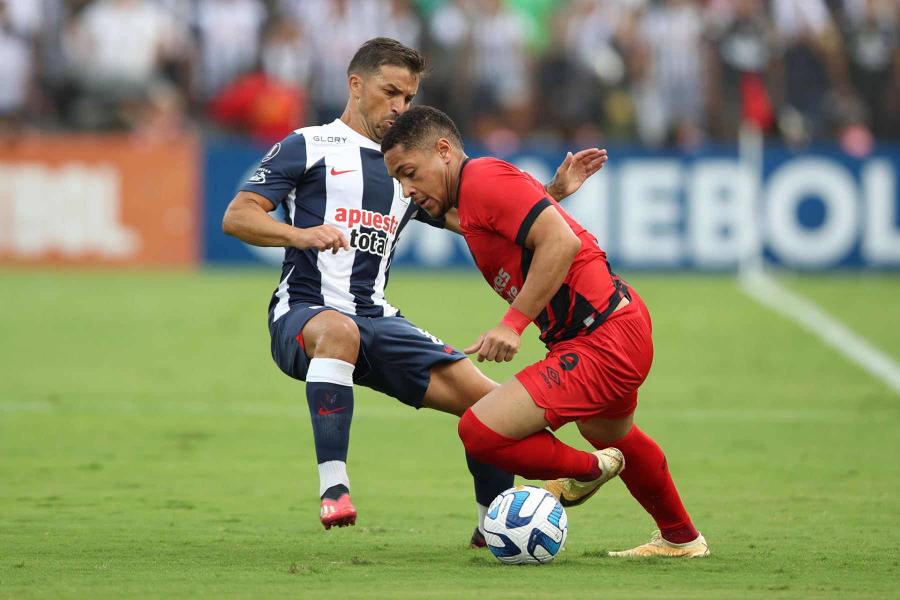 Gabriel Costa (i) de Alianza Lima disputa un balón con Vitor Roque de Paranaense. Foto: EFE