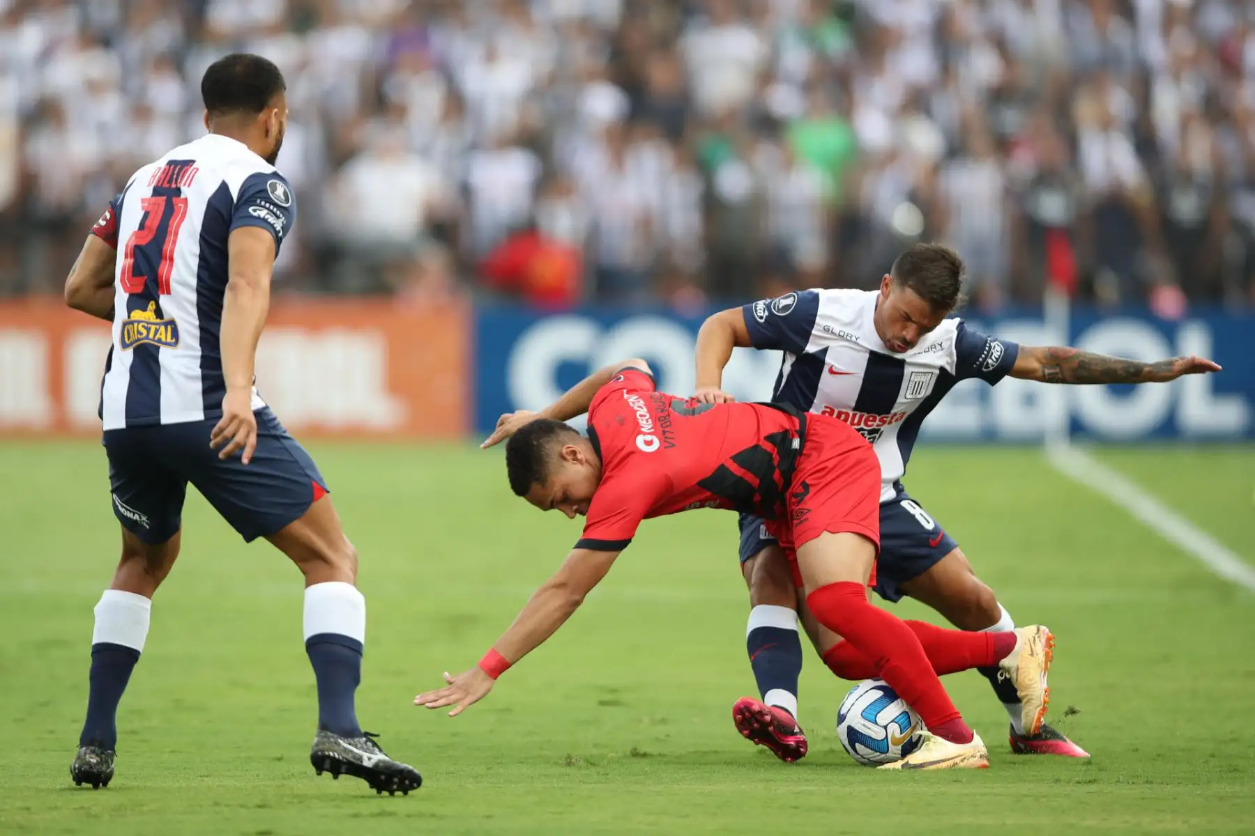 Basilio Costa (d) de Alianza disputa un balón con Vitor Roque (c) de Paranaense hoy, en un partido de la fase de grupos de la Copa Libertadores entre Alianza Lima y Athletico Paranaense en el estadio Alejandro Villanueva en Lima (Perú).

Foto: EFE