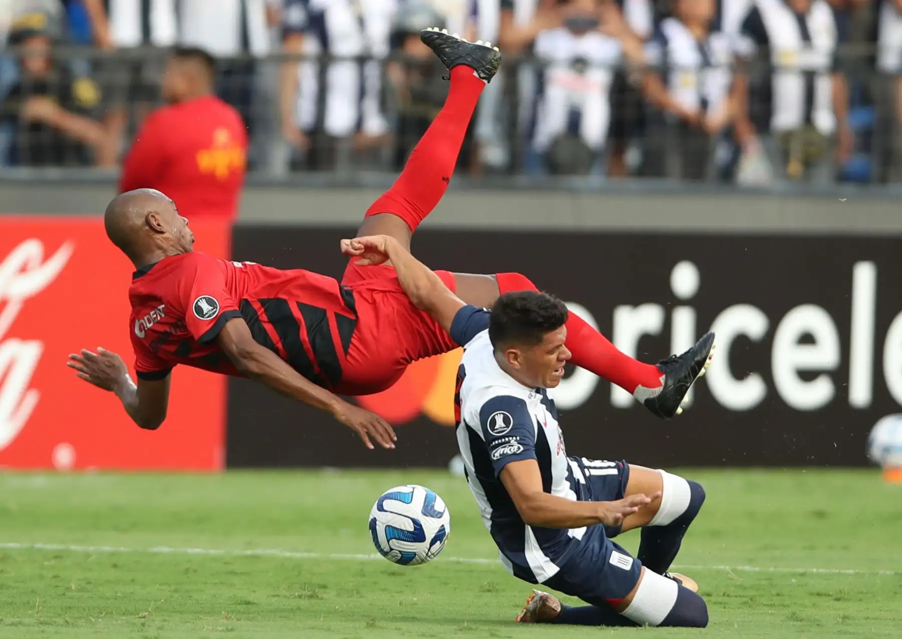Jesús Castillo (d) de Alianza disputa un balón con Fernandinho de Paranaense hoy, en un partido de la fase de grupos de la Copa Libertadores entre Alianza Lima y Athletico Paranaense en el estadio Alejandro Villanueva en Lima (Perú). 

Foto: EFE