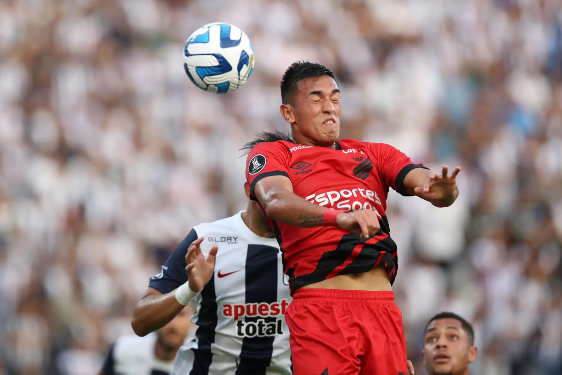 Tomas Cuello de Paranaense salta por el balón hoy, en un partido de la fase de grupos de la Copa Libertadores entre Alianza Lima y Athletico Paranaense en el estadio Alejandro Villanueva en Lima (Perú).
Foto: EFE