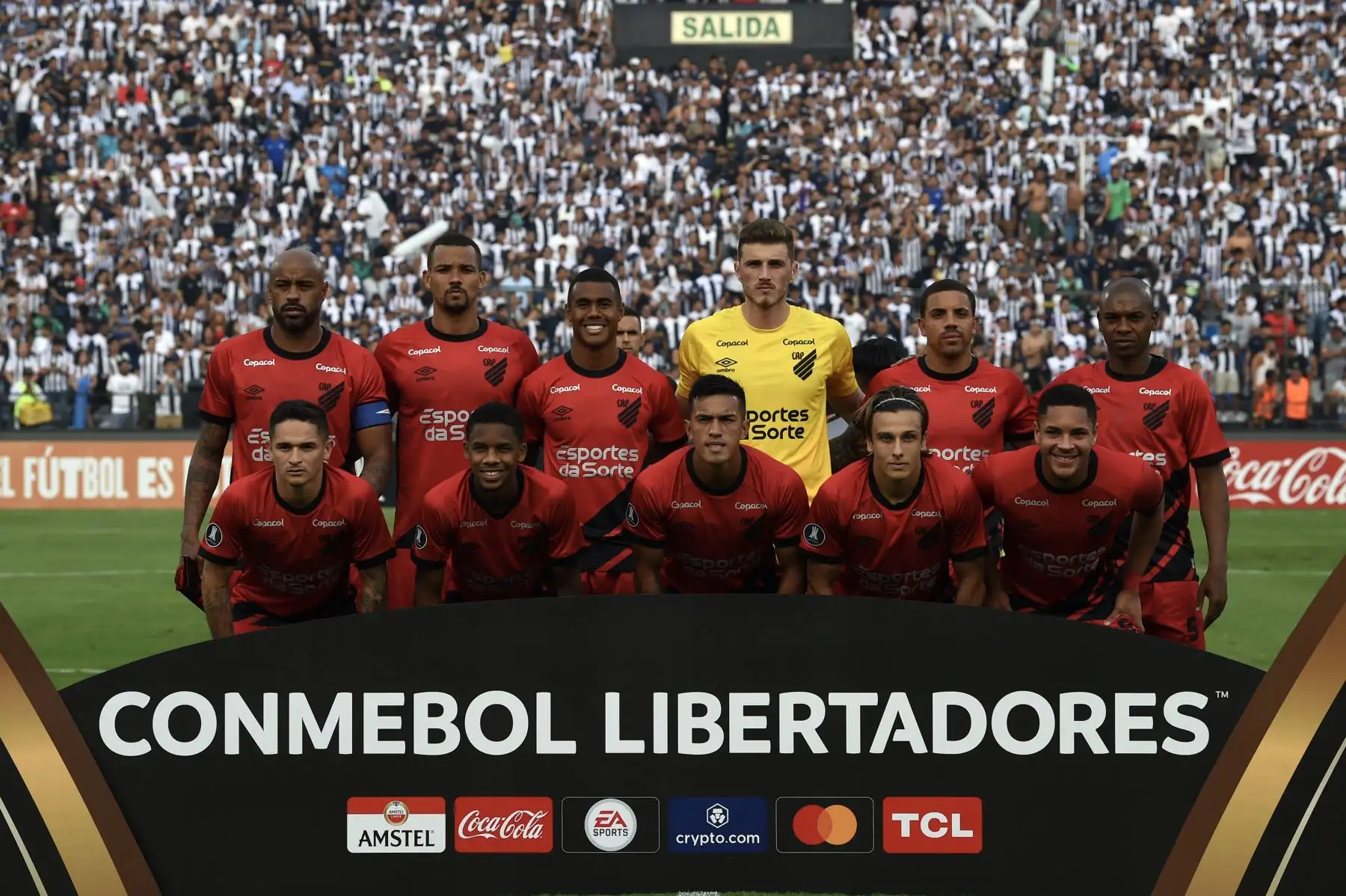 Los jugadores del Athletico Paranaense posan para una foto antes del partido de ida de la fase de grupos de la Copa Libertadores entre Alianza Lima y Athletico Paranaense, en el estadio Alejandro Villanueva de Lima, el 4 de abril de 2023.

Foto: AFP