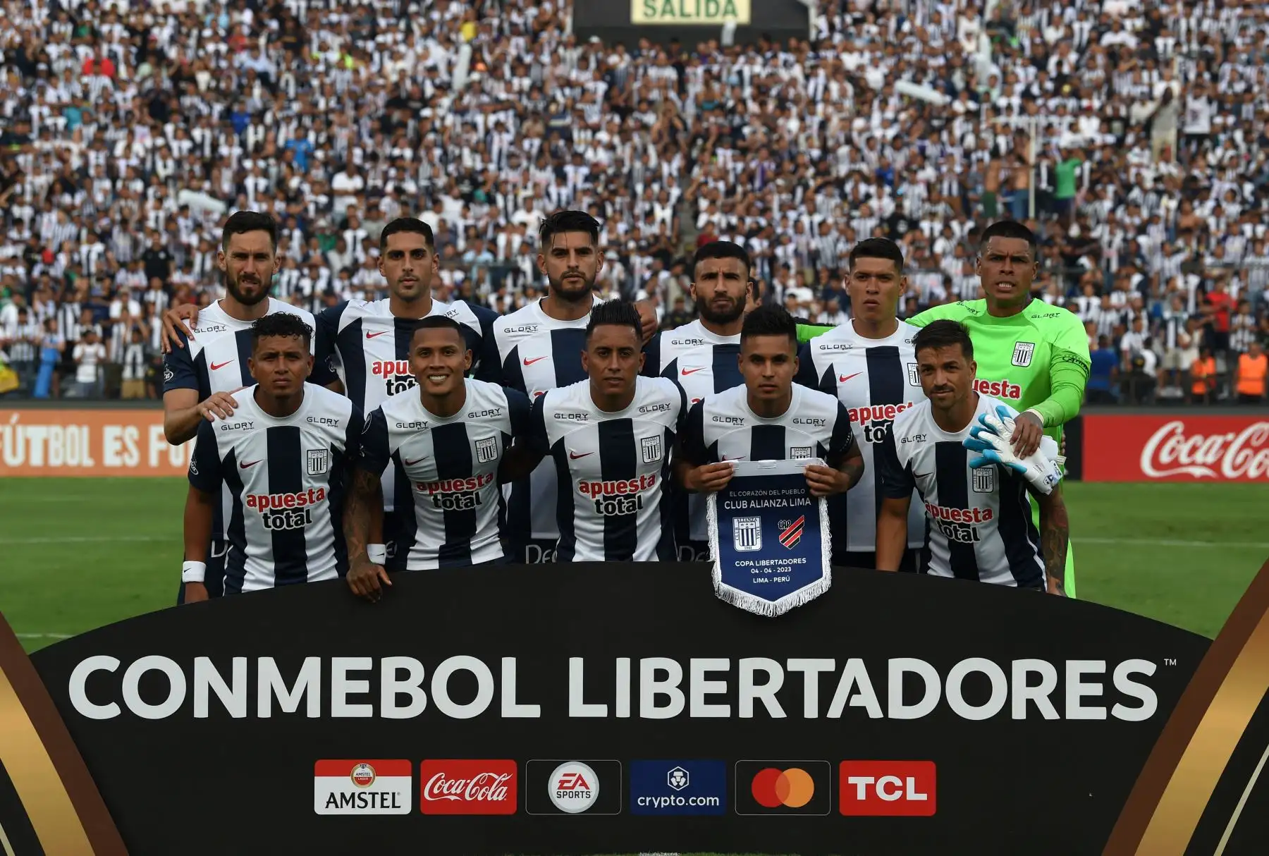 Los jugadores de Alianza Lima posan para una fotografía antes del partido de ida de la fase de grupos de la Copa Libertadores entre Alianza Lima y Athletico Paranaense, en el estadio Alejandro Villanueva de Lima, el 4 de abril de 2023.

Foto: AFP