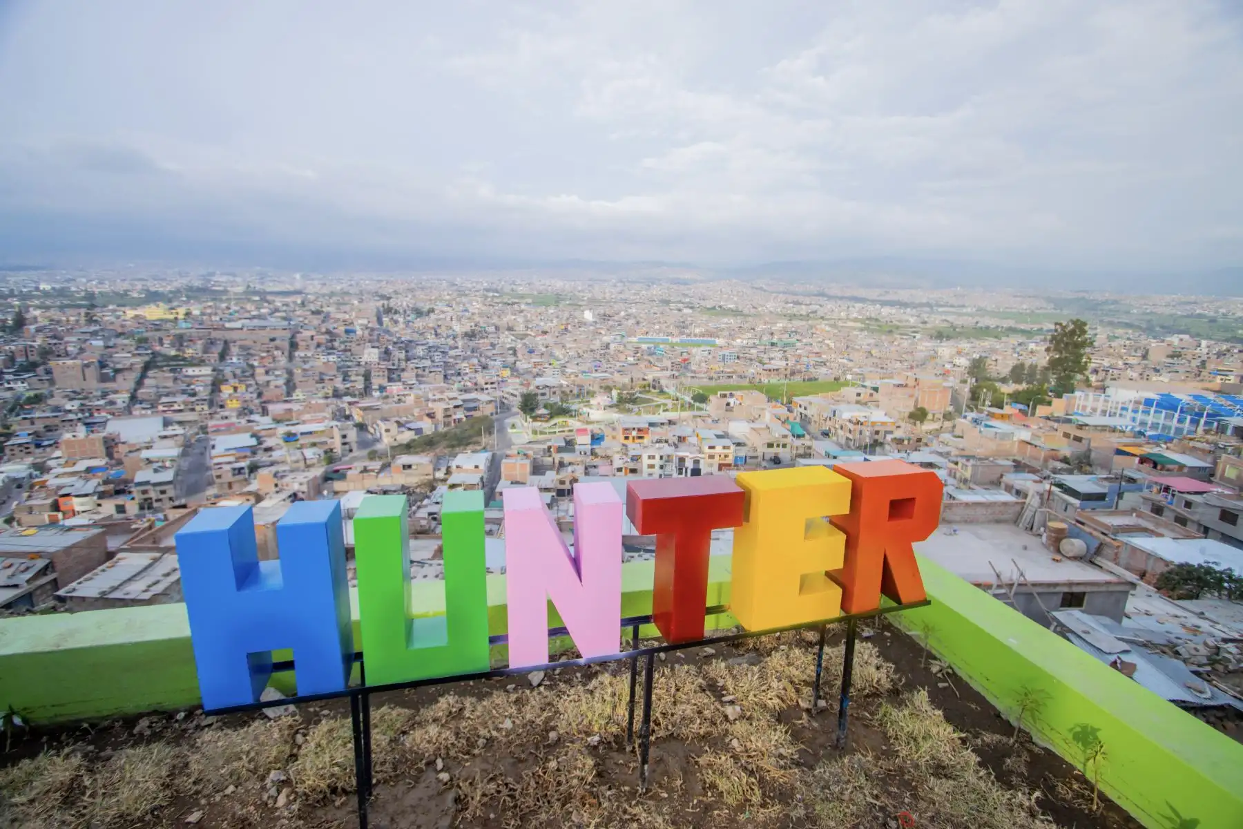 Hunter, la Roma de Arequipa, se convierte en el nuevo destino turístico por Semana Santa.
Hunter es uno de los 29 distritos que conforman la Provincia de Arequipa, ubicado entre zonas agrícolas del verde valle y el terreno árido de los cerros San Ignacio y Kasapatac- Ccaccalina, lugar donde se asentaron los primeros pobladores prehispánicos de Arequipa; a una altura de 2250 msnm y apenas a 15 minutos de la plaza central de Arequipa.
Foto: Municipalidad de Hunter/Difusión.