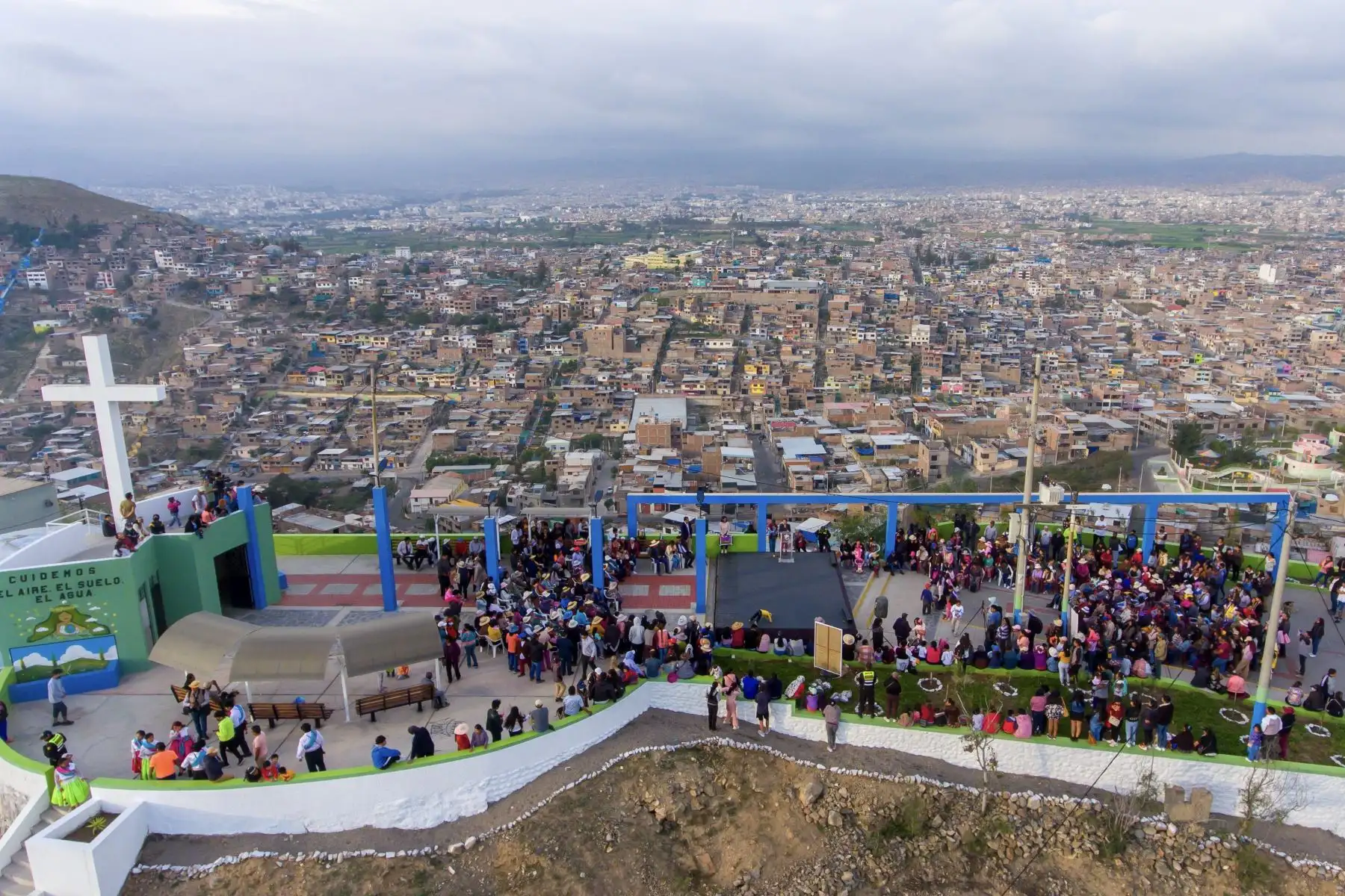 Hunter, la Roma de Arequipa, se convierte en el nuevo destino turístico por Semana Santa.
Hunter es uno de los 29 distritos que conforman la Provincia de Arequipa, ubicado entre zonas agrícolas del verde valle y el terreno árido de los cerros San Ignacio y Kasapatac- Ccaccalina, lugar donde se asentaron los primeros pobladores prehispánicos de Arequipa; a una altura de 2250 msnm y apenas a 15 minutos de la plaza central de Arequipa.
Foto: Municipalidad de Hunter/Difusión.