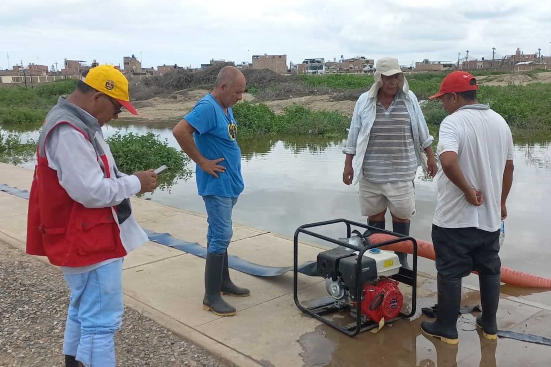 Las áreas externas del colegio nacional San José de Chiclayo también resultaron inundadas por las lluvias intensas.