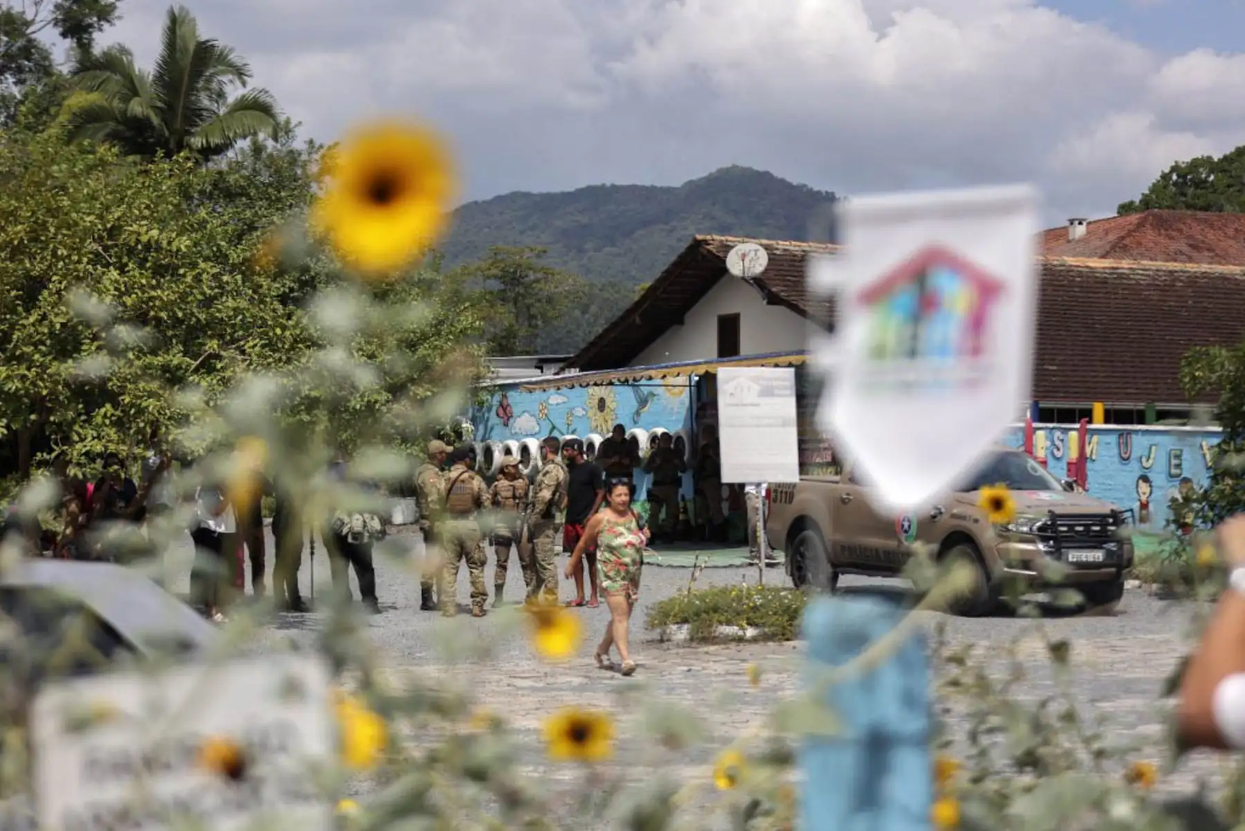 Fuerzas de seguridad montan guardia frente a la escuela preescolar privada donde un atacante mató a cuatro niños con un arma blanca, en Blumenau, estado de Santa Catarina, en el sur de Brasil. Foto: AFP