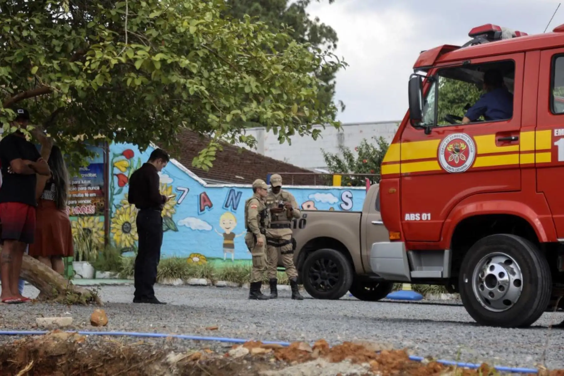 Fuerzas de seguridad montan guardia frente a la escuela preescolar privada donde un atacante mató a cuatro niños con un arma blanca, en Blumenau, estado de Santa Catarina, en el sur de Brasil. Foto: AFP