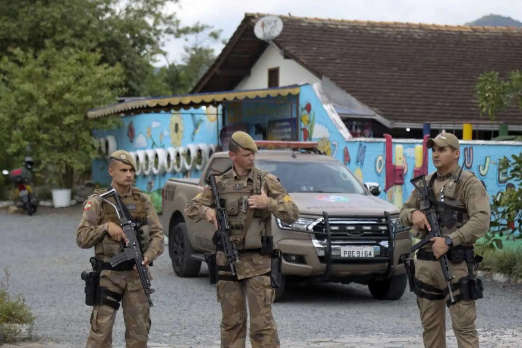 Fuerzas de seguridad montan guardia frente a la escuela preescolar privada donde un atacante mató a cuatro niños con un arma blanca, en Blumenau, estado de Santa Catarina, en el sur de Brasil. Foto: AFP