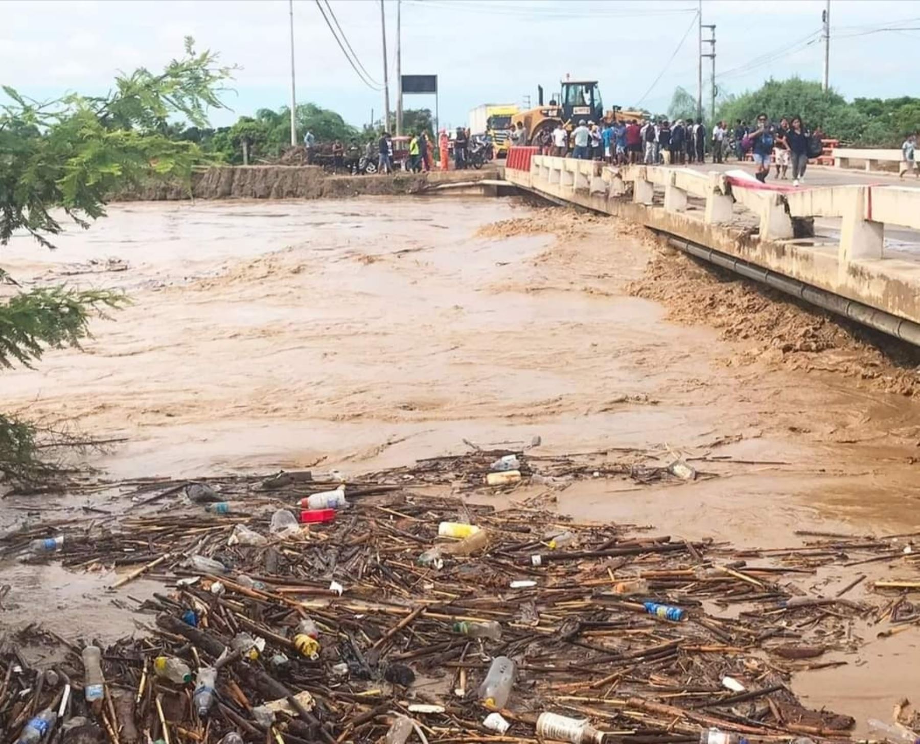 El río La Leche incrementó peligrosamente su caudal a causa de las lluvias intensas que se registran en Lambayeque y por ese motivo se cerró el puente que comunica Chiclayo con otros distritos. Foto: ANDINA/difusión.