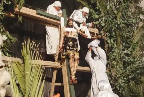 El Viernes Santo es el día de mayor recogimiento de la Semana Santa. Y en las regiones del Perú se manifiesta mediante expresiones en las que confluyen fe, misticismo, tradiciones y costumbres muy arraigadas en la población, las cuales se sostienen y difunden por generaciones, contribuyendo a fortalecer la identidad popular en cada una de las localidades donde se celebra la pasión y muerte de Jesús en la cruz.