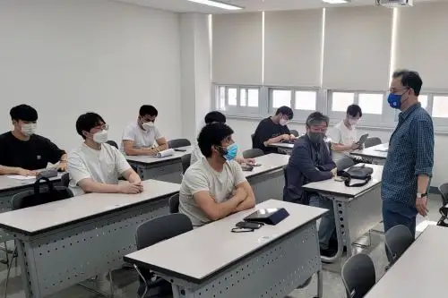 Manuel Flores es graduado en Ingeniería Mecánica de la Universidad Nacional del Callao. Para su tesis de Licenciatura desarrolló una prótesis de mano robótica y, actualmente, aplica la IA para el estudio de las estructuras de centrales nucleares en Corea.