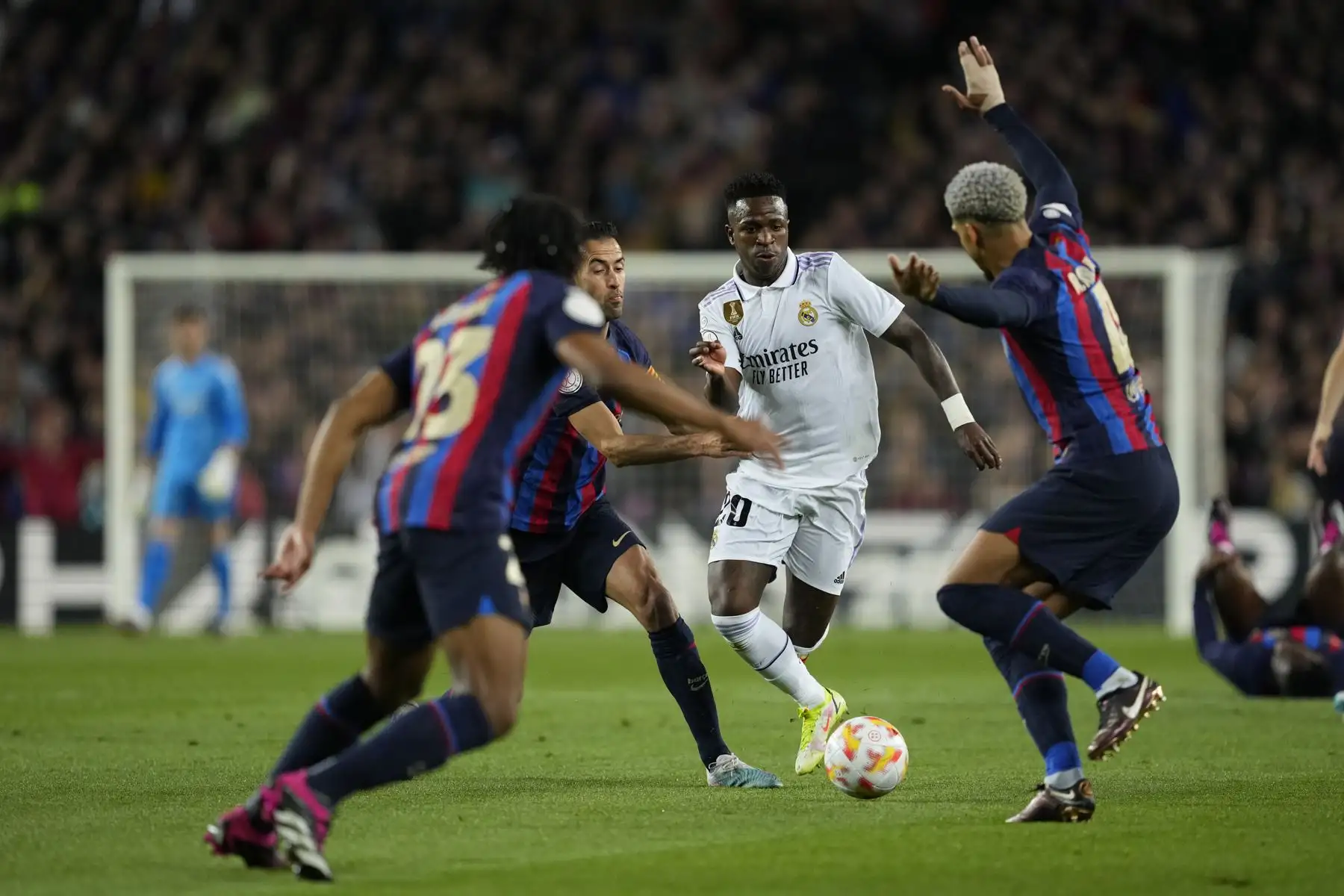El delantero del Real Madrid Vinícius Júnior pelea un balón con varios jugadores del Barcelona, durante el partido de vuelta de la semifinal de la Copa del Rey de fútbol que FC Barcelona y Real Madrid disputan este miércoles en el Camp Nou. Foto: EFE