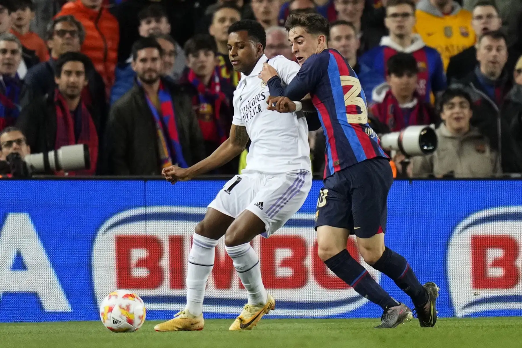El delantero del Real Madrid Rodrygo Goes pelea un balón con Gavi, del Barcelona, durante el partido de vuelta de la semifinal de la Copa del Rey de fútbol que FC Barcelona y Real Madrid disputan este miércoles en el Camp Nou.  Foto: EFE
