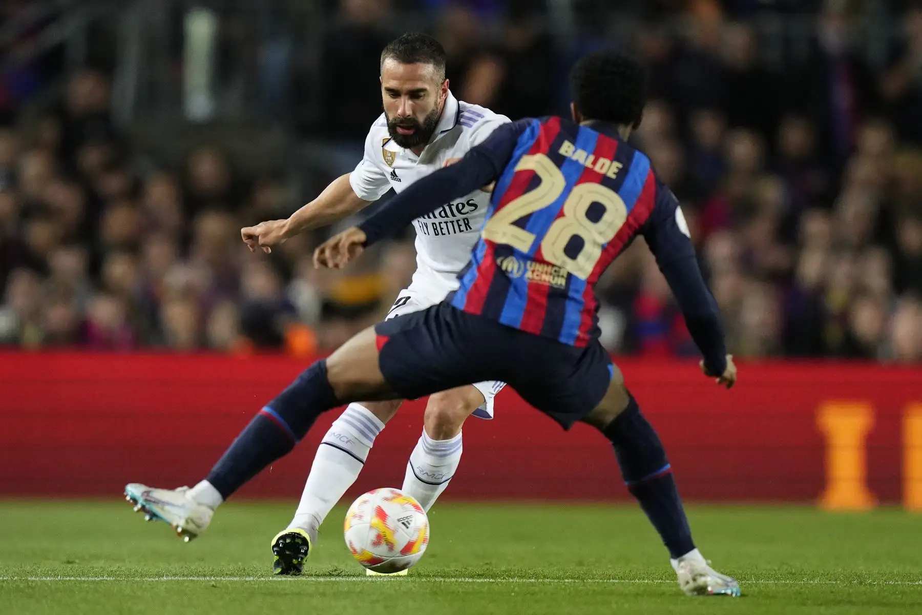 El lateral del Real Madrid Dani Carvajal trata de superar a Álex Balde, del Barcelona, durante el partido de vuelta de la semifinal de la Copa del Rey de fútbol que FC Barcelona y Real Madrid disputan este miércoles en el Camp Nou. Foto: EFE