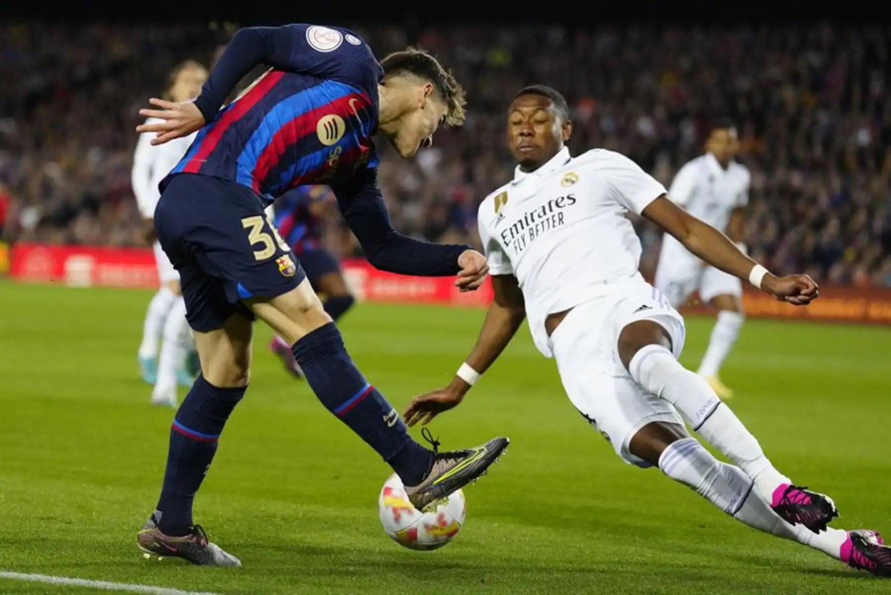 El centrocampista del Barcelona Gavi trata de jugar un balón ante David Alaba, del Real Madrid, durante el partido de vuelta de la semifinal de la Copa del Rey de fútbol que FC Barcelona y Real Madrid disputan este miércoles en el Camp Nou.  Foto: EFE