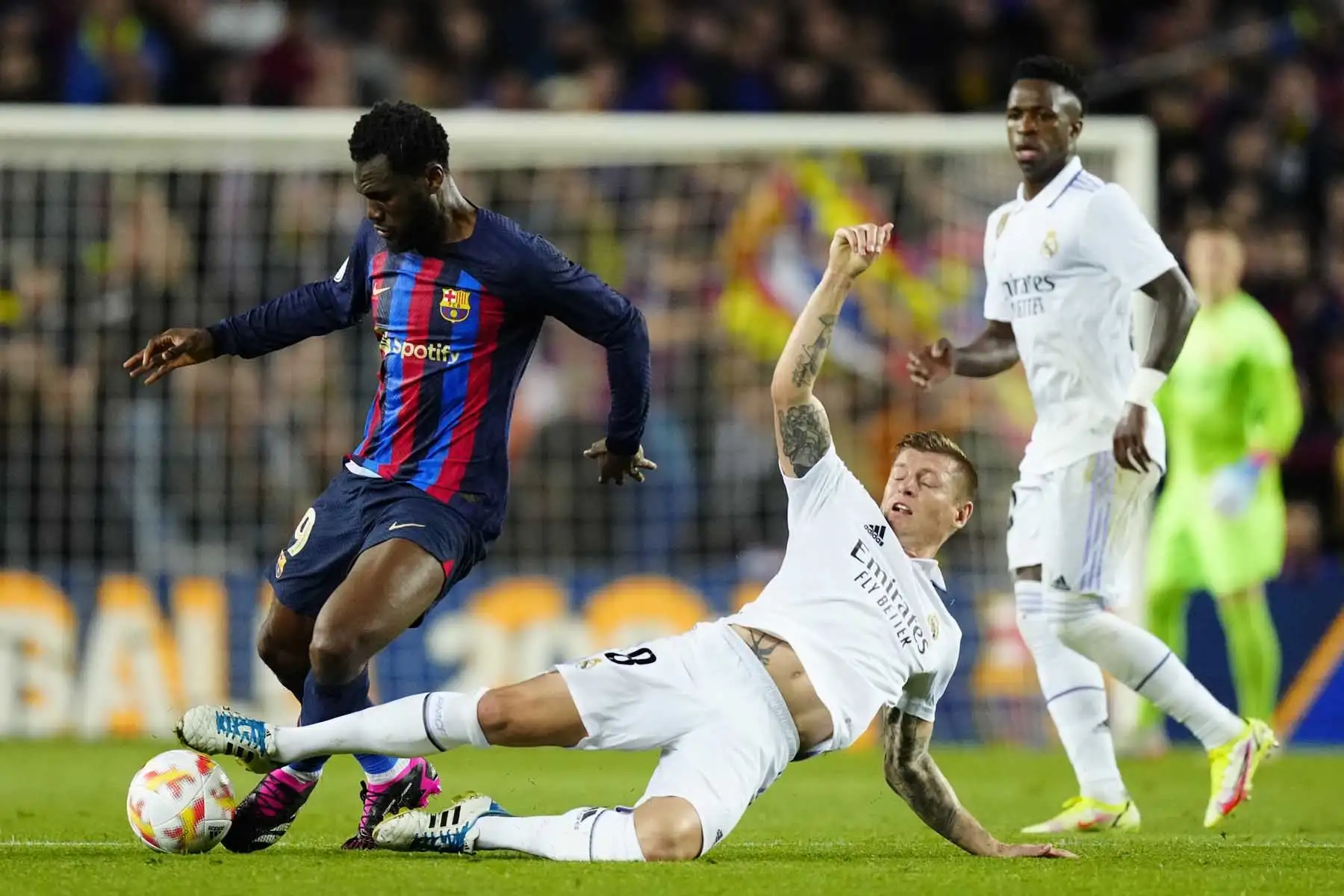El centrocampista del Barcelona Kessié Franck trata de jugar un balón ante Toni Kroos, del Real Madrid, durante el partido de vuelta de la semifinal de la Copa del Rey de fútbol que FC Barcelona y Real Madrid disputan este miércoles en el Camp Nou. Foto: EFE