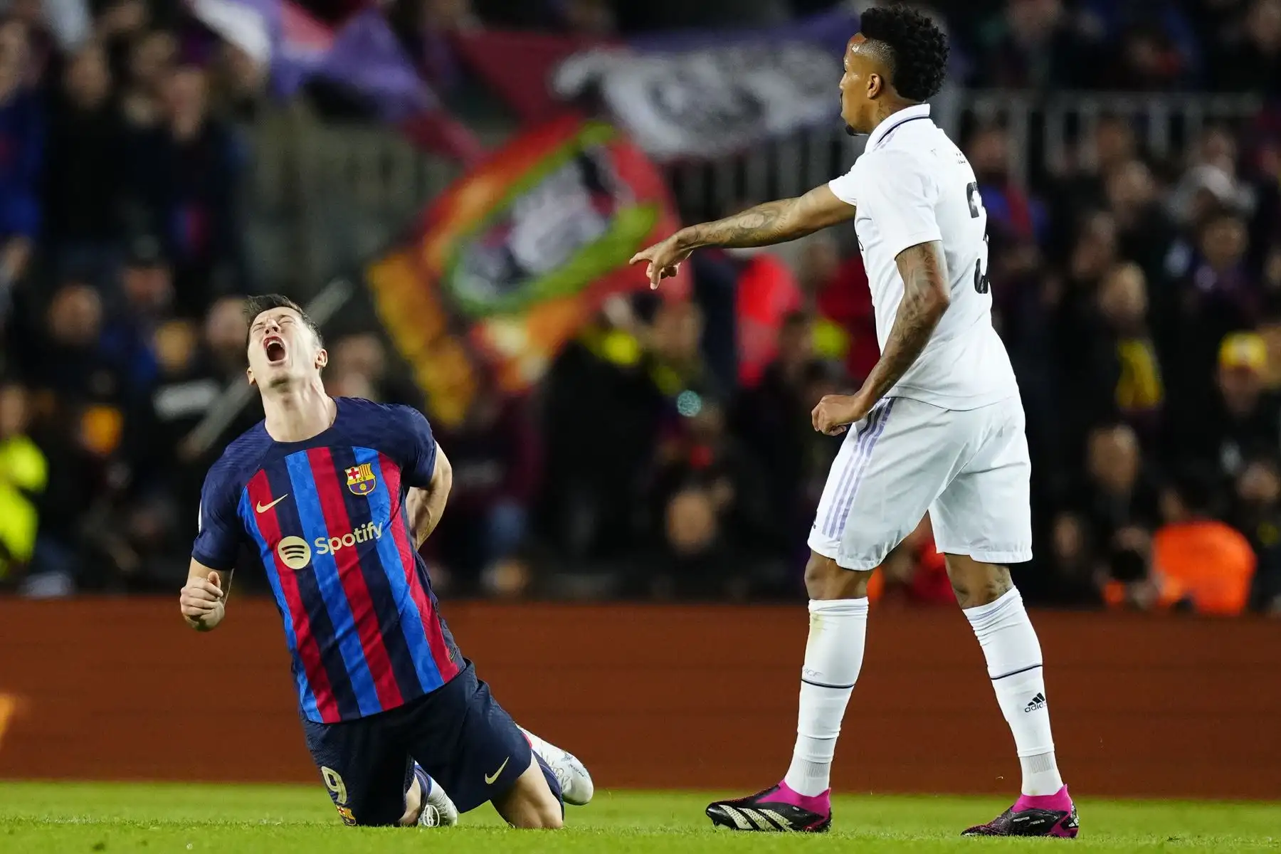 El delantero del Barcelona Robert Lewandowski ante Éder Militao, del Real Madrid, durante el partido de vuelta de la semifinal de la Copa del Rey de fútbol que FC Barcelona y Real Madrid. Foto: EFE