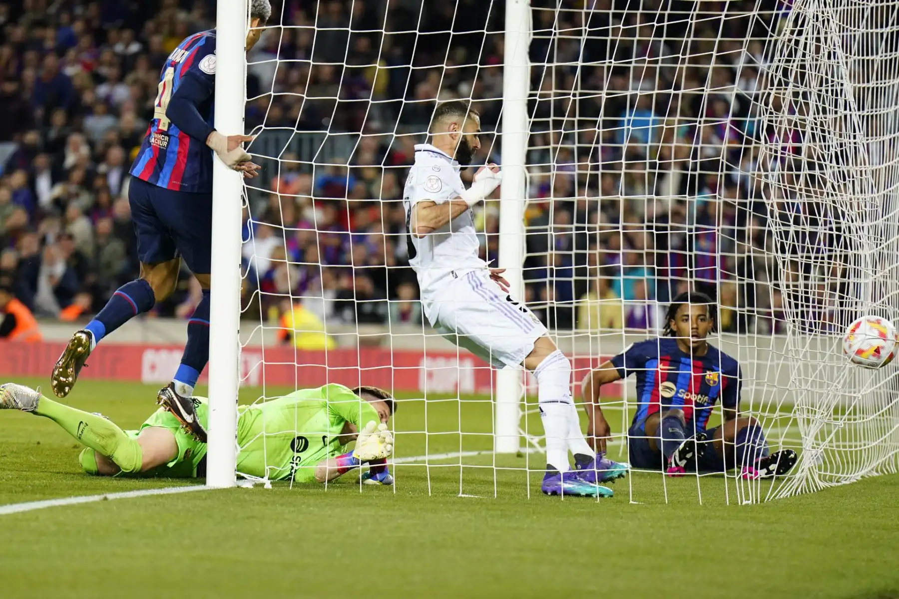 El delantero francés del Real Madrid, Karim Benzema (2d) tras el primer gol de su equ durante el partido de vuelta de la semifinal de la Copa del Rey de fútbol que FC Barcelona y Real Madrid disputan este miércoles en el Camp Nou
Foto: EFE