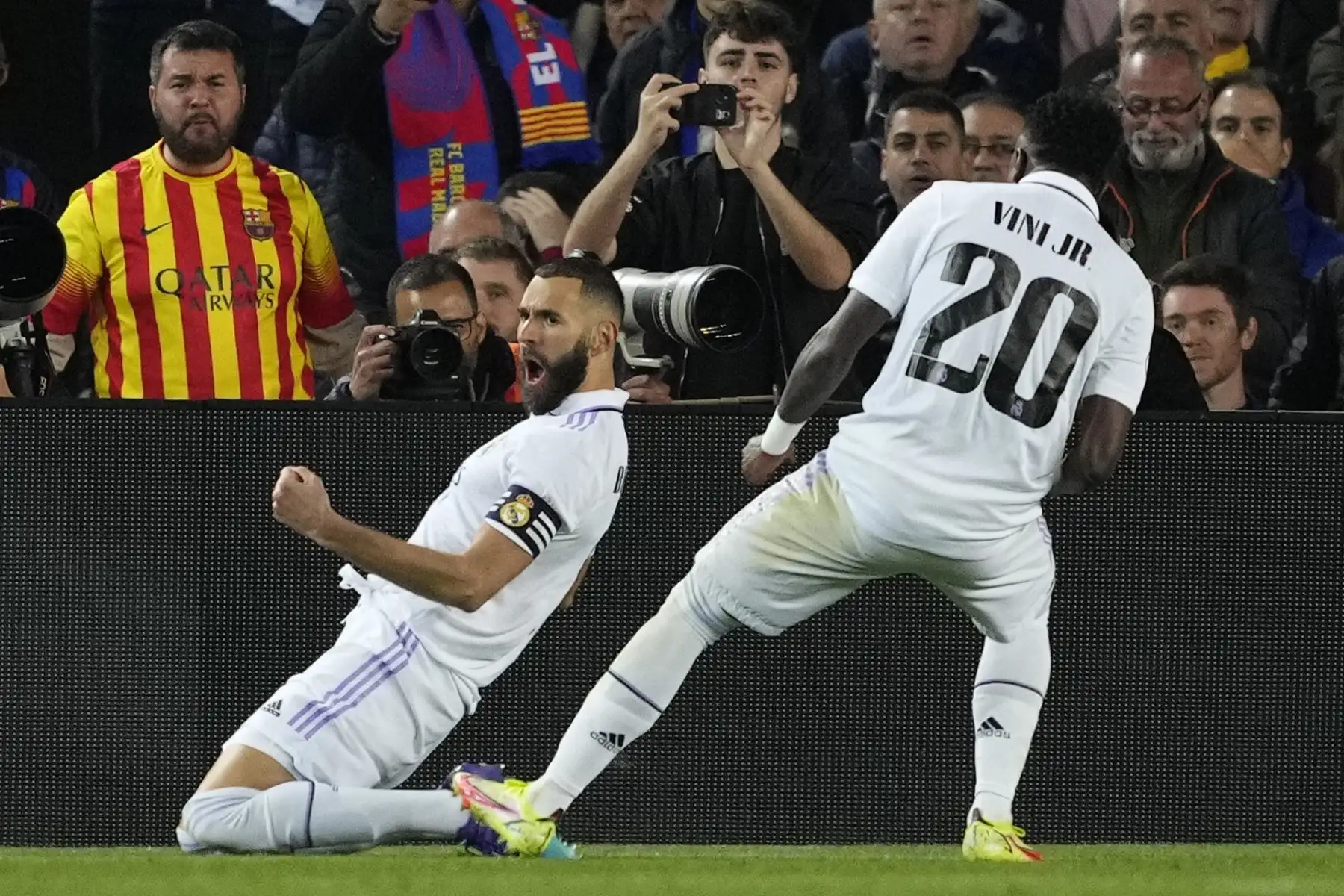 El delantero francés del Real Madrid Karim Benzema (i) celebra su gol, segundo para su equipo, durante el partido de vuelta de la semifinal de la Copa del Rey de fútbol que FC Barcelona y Real Madrid disputan este miércoles en el Camp Nou.
Foto: EFE